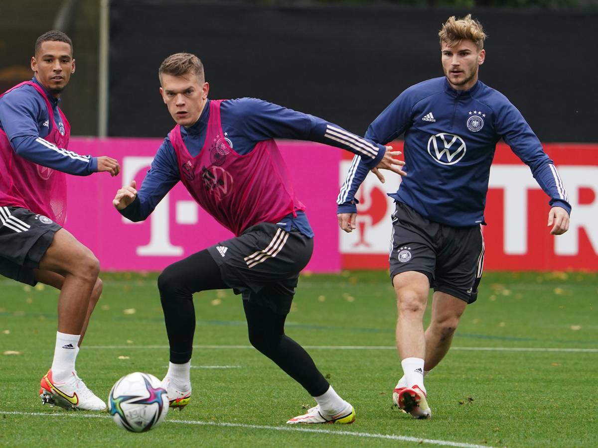 Deutschlands Thilo Kehrer, Matthias Ginter und Timo Werner (l-r) in Aktion.