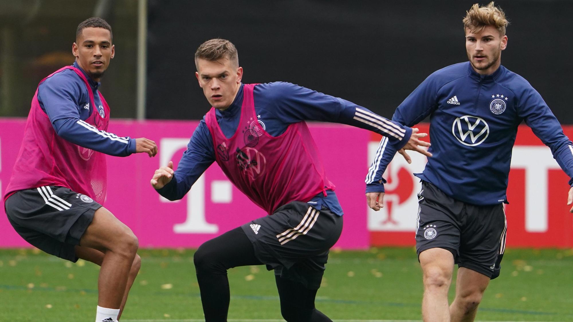 Deutschlands Thilo Kehrer, Matthias Ginter und Timo Werner (l-r) in Aktion.