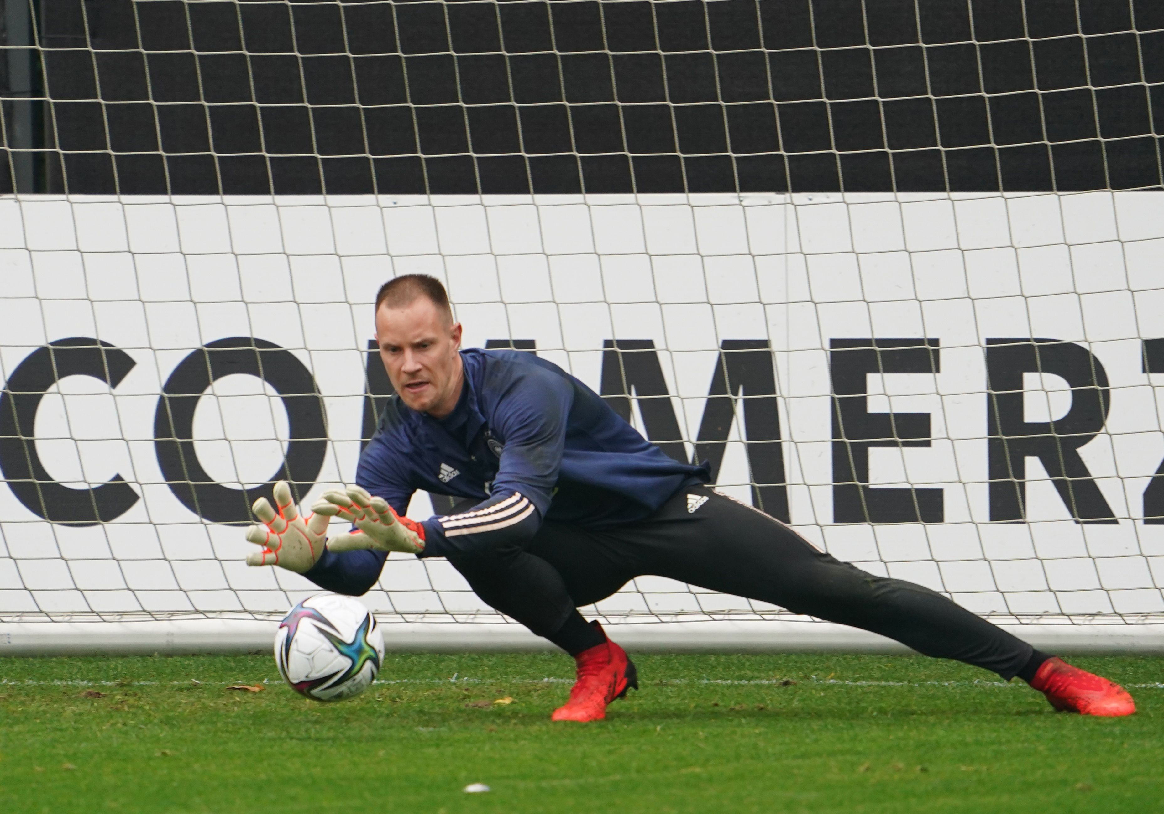 Der gebürtige Gladbacher und Barcelona-Star Marc-André ter Stegen beim Training der DFB-Elf am 5. Oktober 2021 in Hamburg. Ter Stegen greift nach dem Ball.
