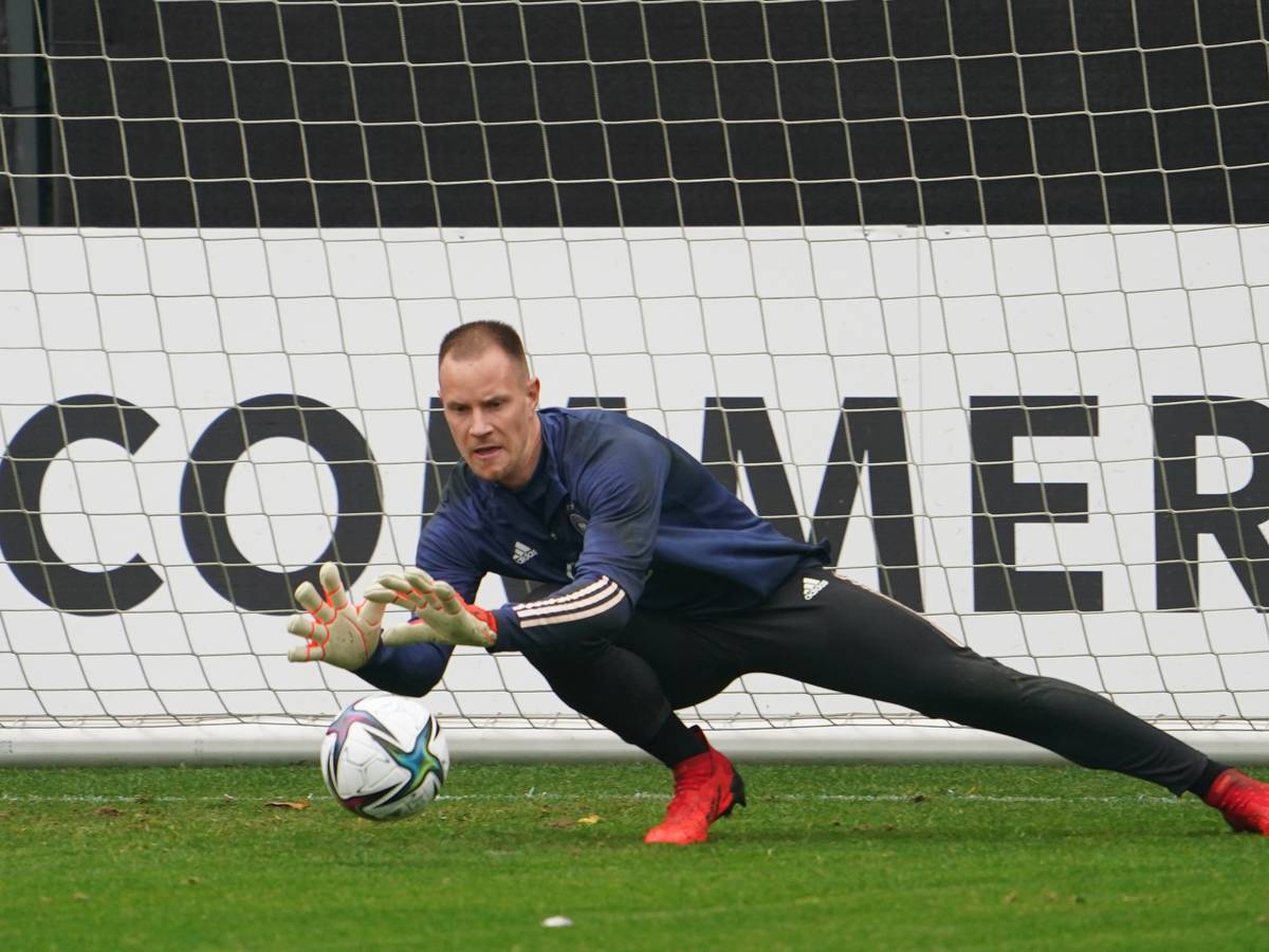 Der gebürtige Gladbacher und Barcelona-Star Marc-André ter Stegen beim Training der DFB-Elf am 5. Oktober 2021 in Hamburg. Ter Stegen greift nach dem Ball.