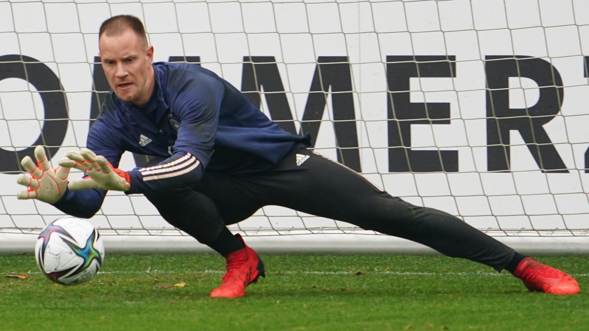 Der gebürtige Gladbacher und Barcelona-Star Marc-André ter Stegen beim Training der DFB-Elf am 5. Oktober 2021 in Hamburg. Ter Stegen greift nach dem Ball.
