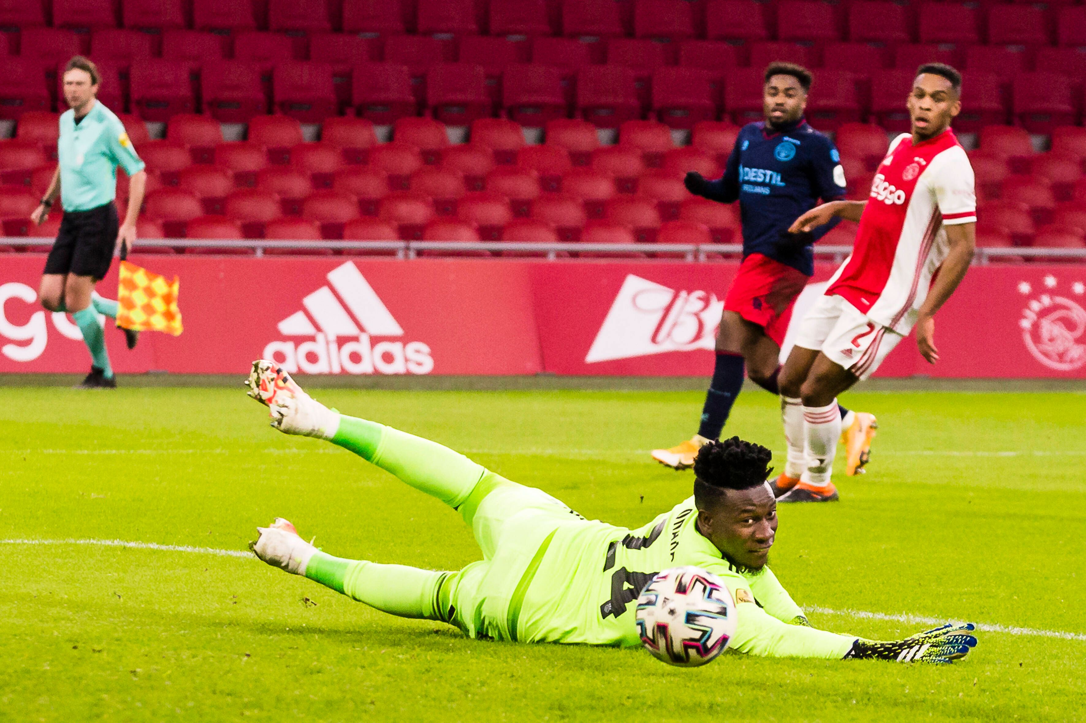 Torhüter André Onana von Ajax Amsterdam, hier zu sehen am 28. Januar 2021 in Amsterdam, wird als Zugang beim FC Barcelona gehandelt. Onana schaut dem Ball hinterher.