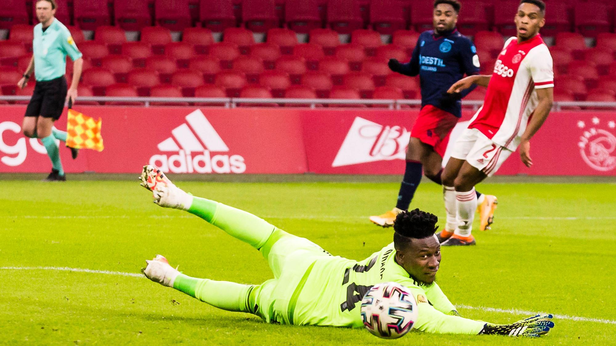 Torhüter André Onana von Ajax Amsterdam, hier zu sehen am 28. Januar 2021 in Amsterdam, wird als Zugang beim FC Barcelona gehandelt. Onana schaut dem Ball hinterher.