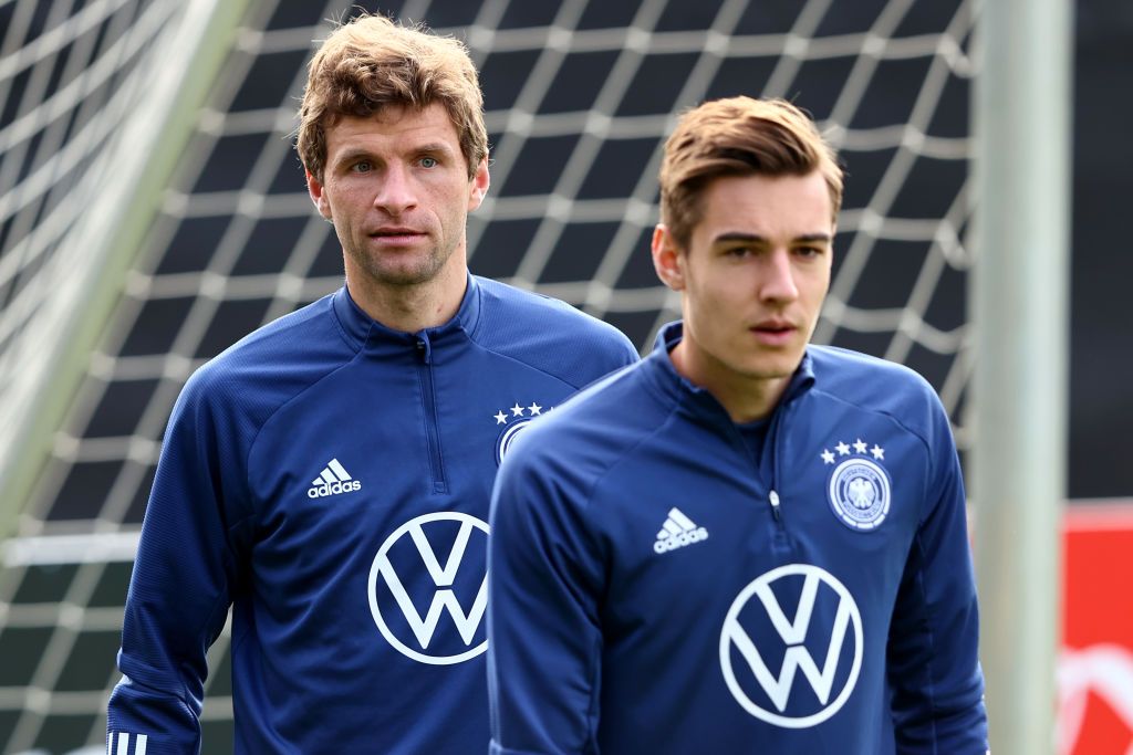 Gladbach-Profi Florian Neuhaus (r.) im Training der deutschen Fußball-Nationalmannschaft am 6. Oktober 2021 in Hamburg. Links im Bild ist Bayern-München-Star Thomas Müller zu sehen. Beide blicken auf den Trainingsplatz.