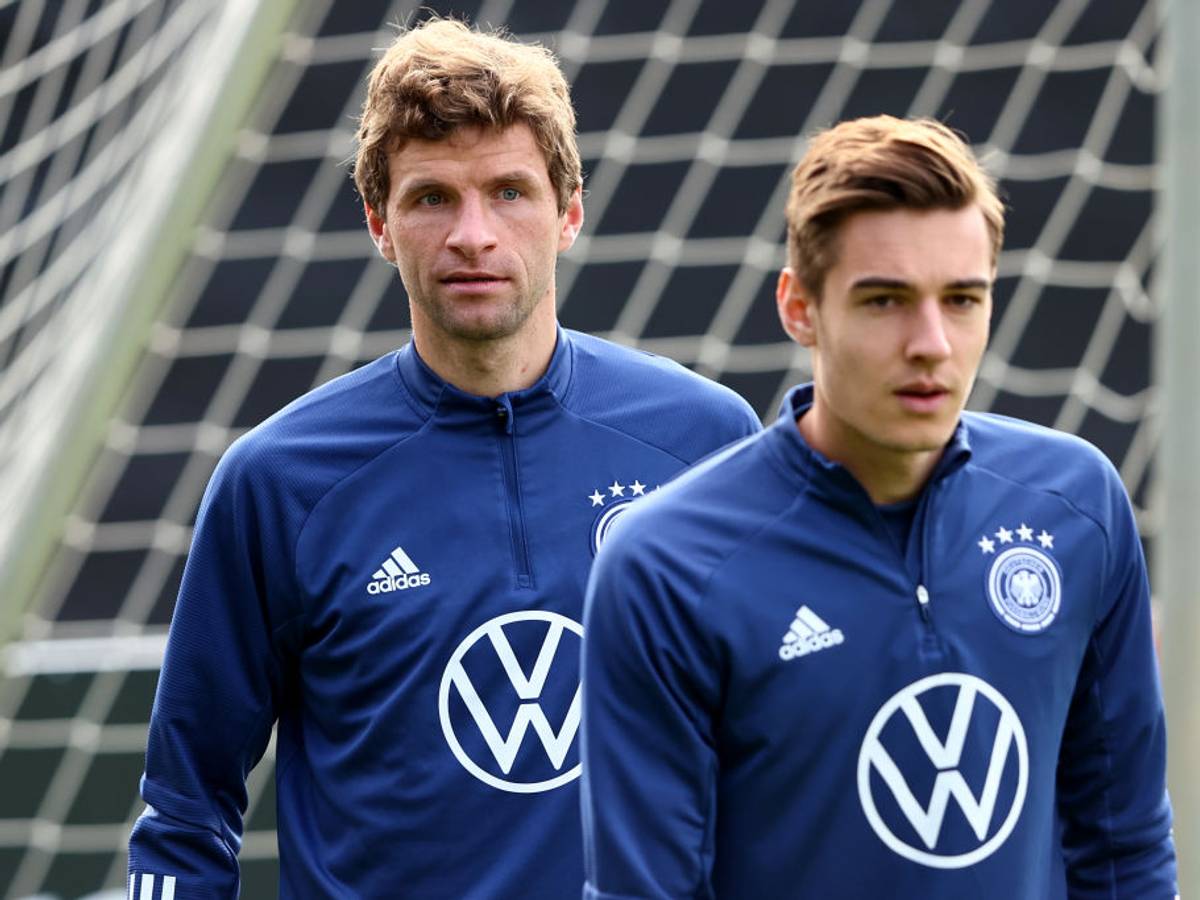 Gladbach-Profi Florian Neuhaus (r.) im Training der deutschen Fußball-Nationalmannschaft am 6. Oktober 2021 in Hamburg. Links im Bild ist Bayern-München-Star Thomas Müller zu sehen. Beide blicken auf den Trainingsplatz.