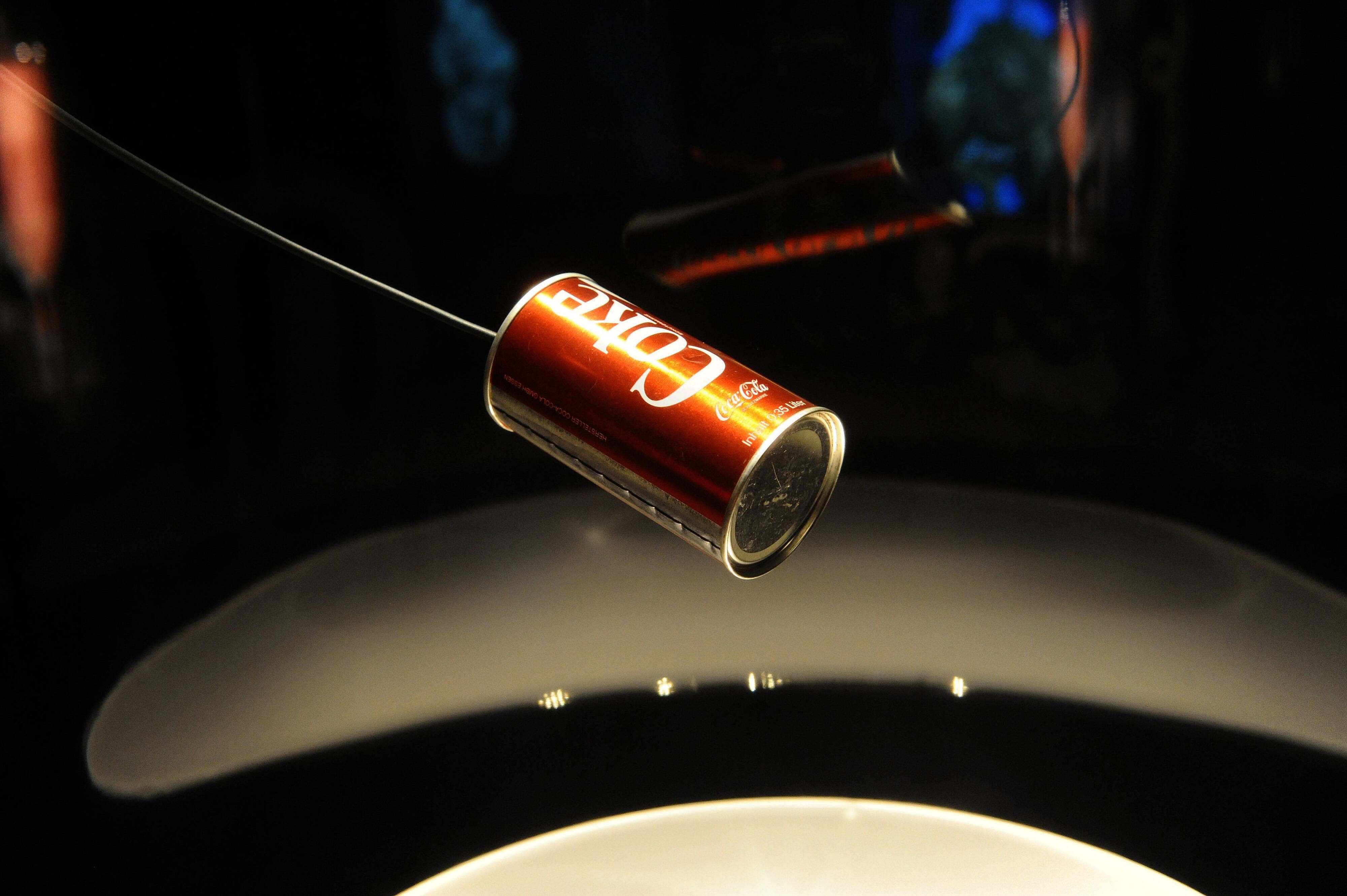 Die Cola-Dose aus dem legendären Büchsenwurf-Spiel 1971 gegen Inter Mailand ist im Museum von Borussia Mönchengladbach ausgestellt. Dieses Foto stammt vom 3. Mai 2019. Die Dose ist einer Vitrine aufbewahrt.