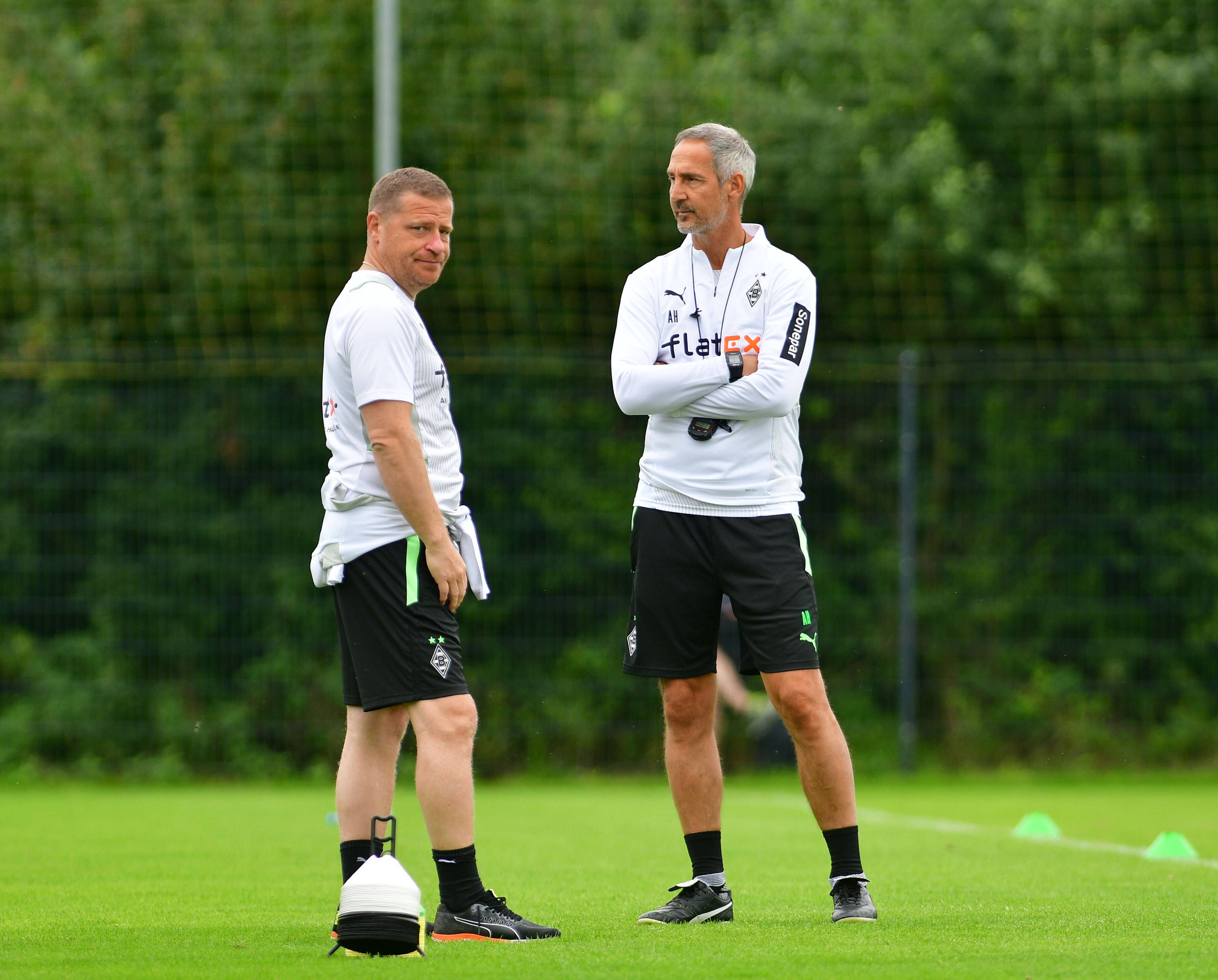 Gladbach-Manager Max Eberl (l.) und Cheftrainer Adi Hütter (r.) auf dem Trainingsplatz in Harsewinkel am 21. Juli 2021. Beide unterhalten sich.