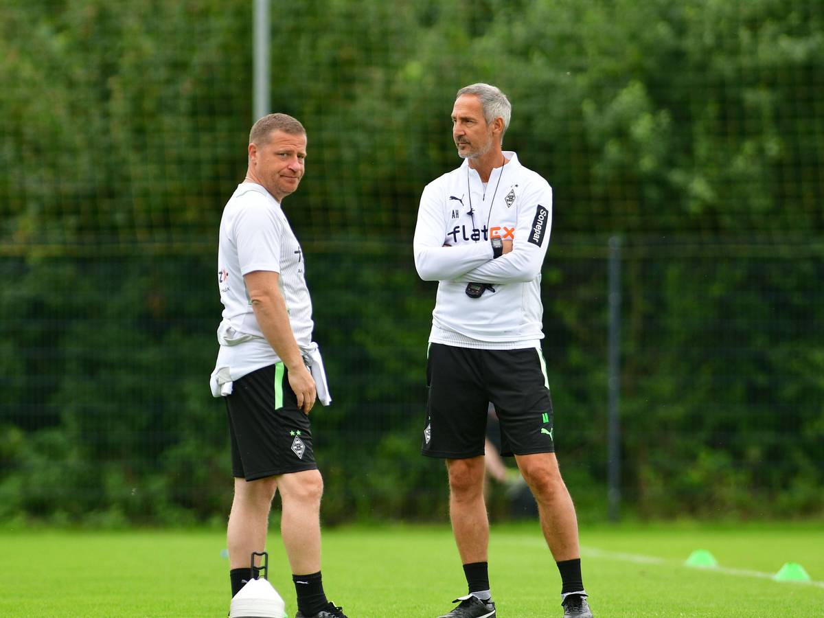 Gladbach-Manager Max Eberl (l.) und Cheftrainer Adi Hütter (r.) auf dem Trainingsplatz in Harsewinkel am 21. Juli 2021. Beide unterhalten sich.