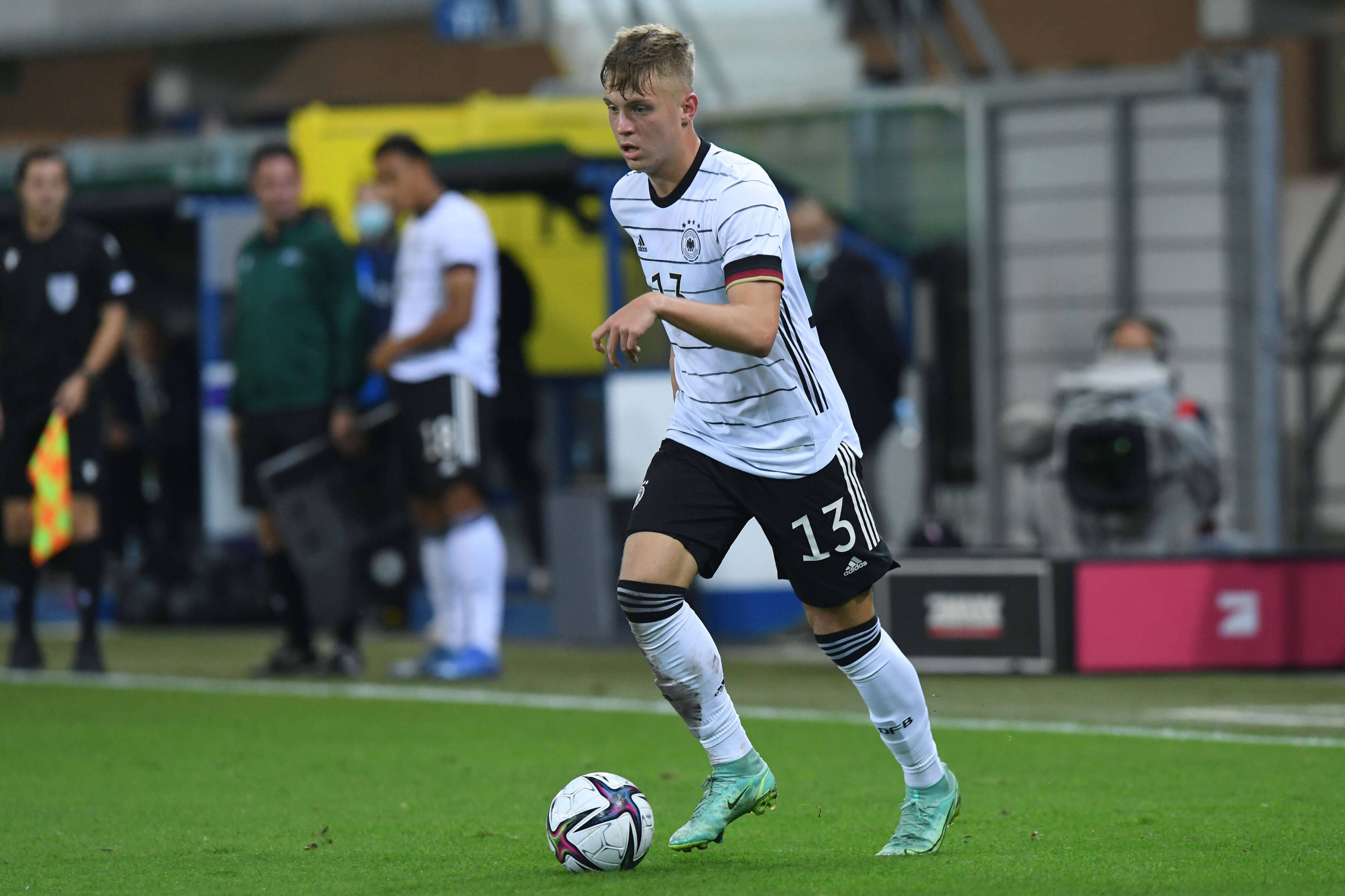Gladbach-Talent Luca Netz bei seiner Premiere in der U21 des DFB am 7. Oktober 2021 im Länderspiel gegen Israel in Paderborn. Netz kontrolliert den Ball.