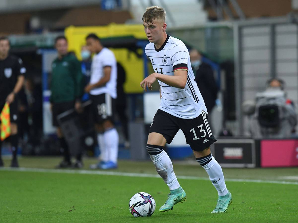 Gladbach-Talent Luca Netz bei seiner Premiere in der U21 des DFB am 7. Oktober 2021 im Länderspiel gegen Israel in Paderborn. Netz kontrolliert den Ball.
