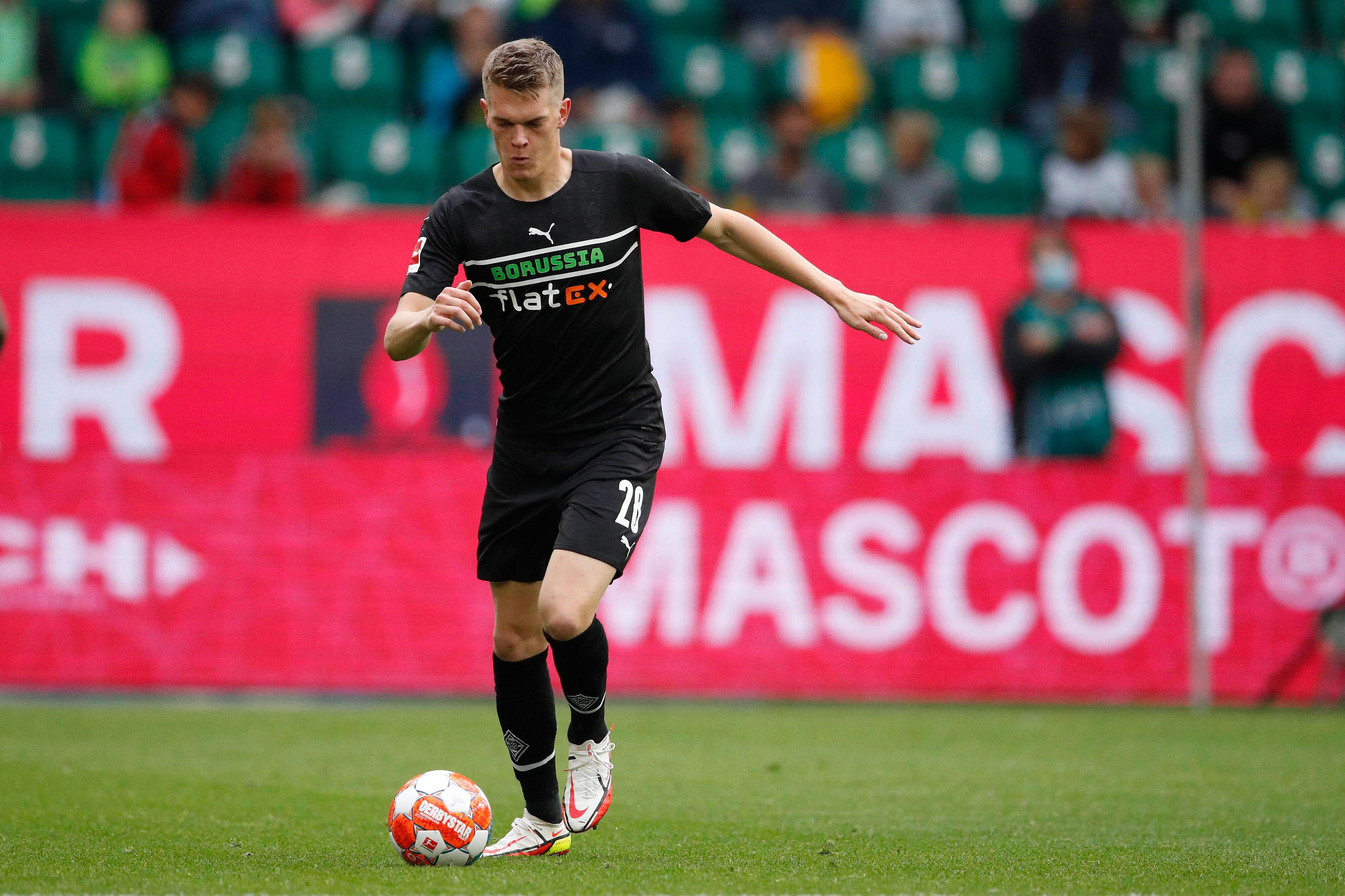 Fußball-Nationalspieler Matthias Ginter, auf diesem Foto am 2. Oktober 2021 zu sehen, als er mit Borussia Mönchengladbach einen 3:1-Sieg beim VfL Wolfsburg einfahren konnte. Ginter kontrolliert den Ball.