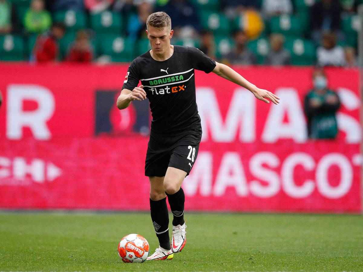 Fußball-Nationalspieler Matthias Ginter, auf diesem Foto am 2. Oktober 2021 zu sehen, als er mit Borussia Mönchengladbach einen 3:1-Sieg beim VfL Wolfsburg einfahren konnte. Ginter kontrolliert den Ball.