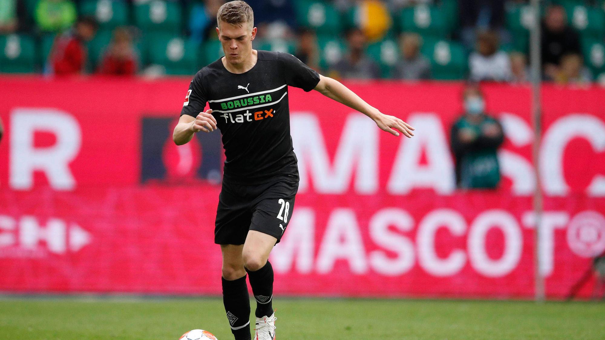 Fußball-Nationalspieler Matthias Ginter, auf diesem Foto am 2. Oktober 2021 zu sehen, als er mit Borussia Mönchengladbach einen 3:1-Sieg beim VfL Wolfsburg einfahren konnte. Ginter kontrolliert den Ball.