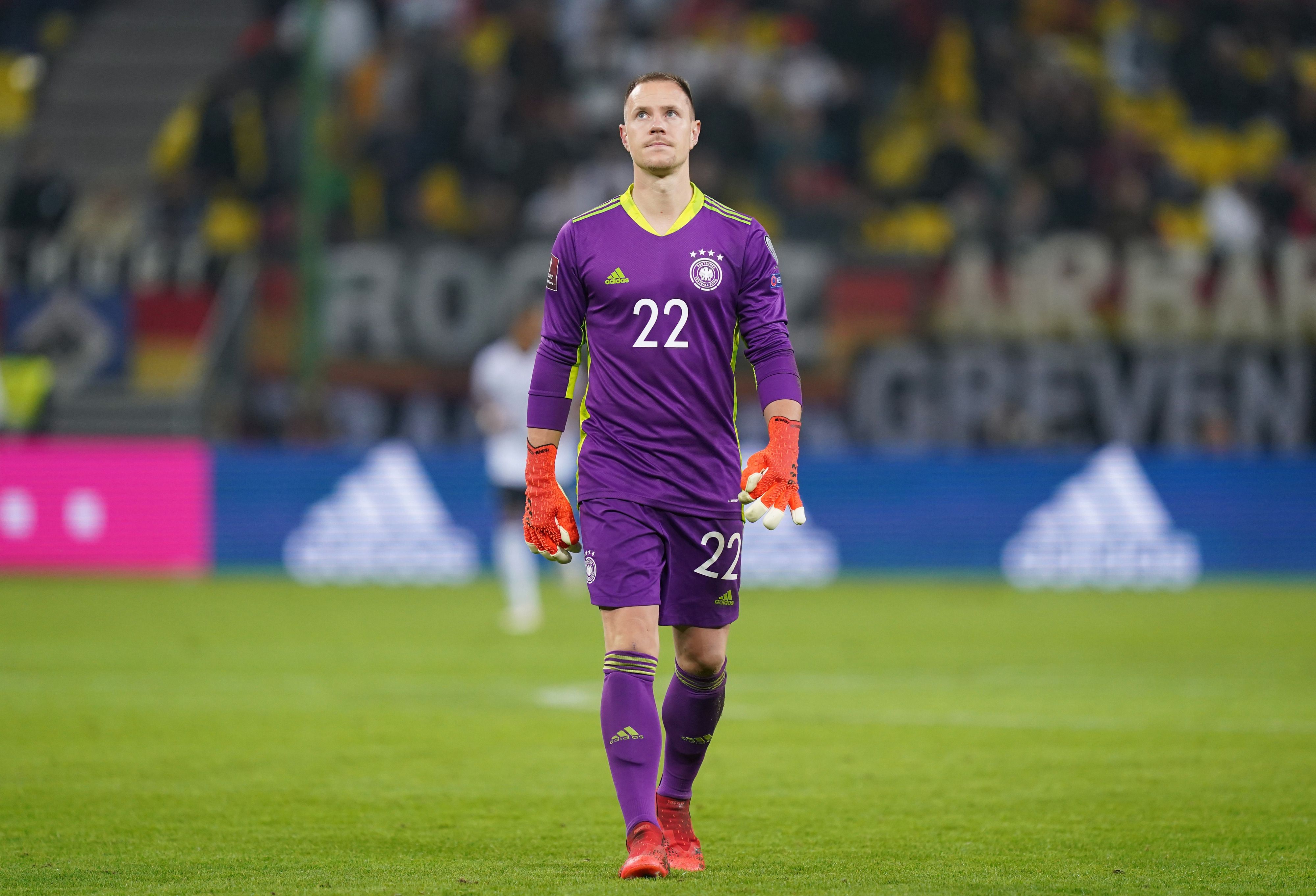 In Mönchengladbach geboren, beim FC Barcelona steht er unter Vertrag: Nationaltorhüter Marc-André ter Stegen beim WM-Qualifikationsspiel der DFB-Elf gegen Rumänien am 8. Oktober 2021 in Hamburg. Ter Stegen schaut in den Abendhimmel.