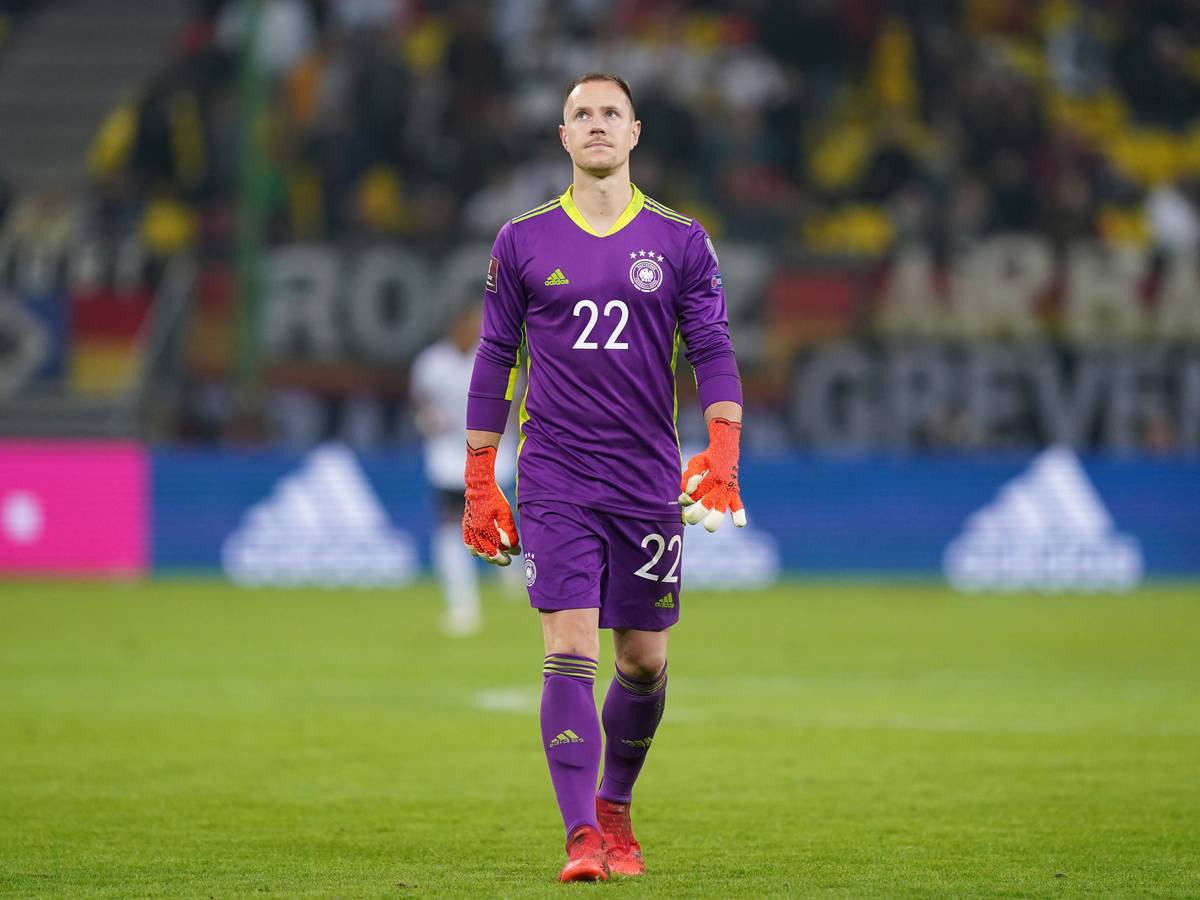 In Mönchengladbach geboren, beim FC Barcelona steht er unter Vertrag: Nationaltorhüter Marc-André ter Stegen beim WM-Qualifikationsspiel der DFB-Elf gegen Rumänien am 8. Oktober 2021 in Hamburg. Ter Stegen schaut in den Abendhimmel.
