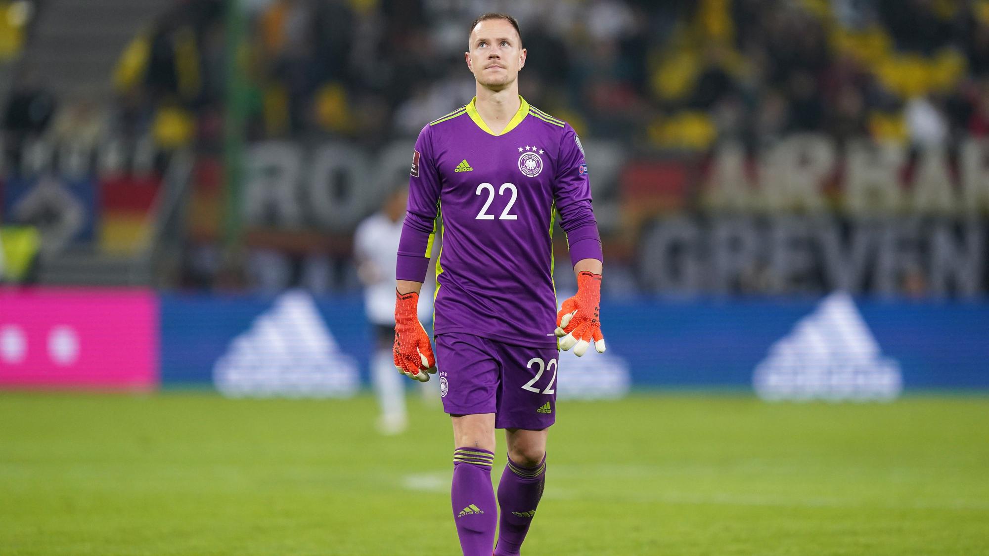 In Mönchengladbach geboren, beim FC Barcelona steht er unter Vertrag: Nationaltorhüter Marc-André ter Stegen beim WM-Qualifikationsspiel der DFB-Elf gegen Rumänien am 8. Oktober 2021 in Hamburg. Ter Stegen schaut in den Abendhimmel.