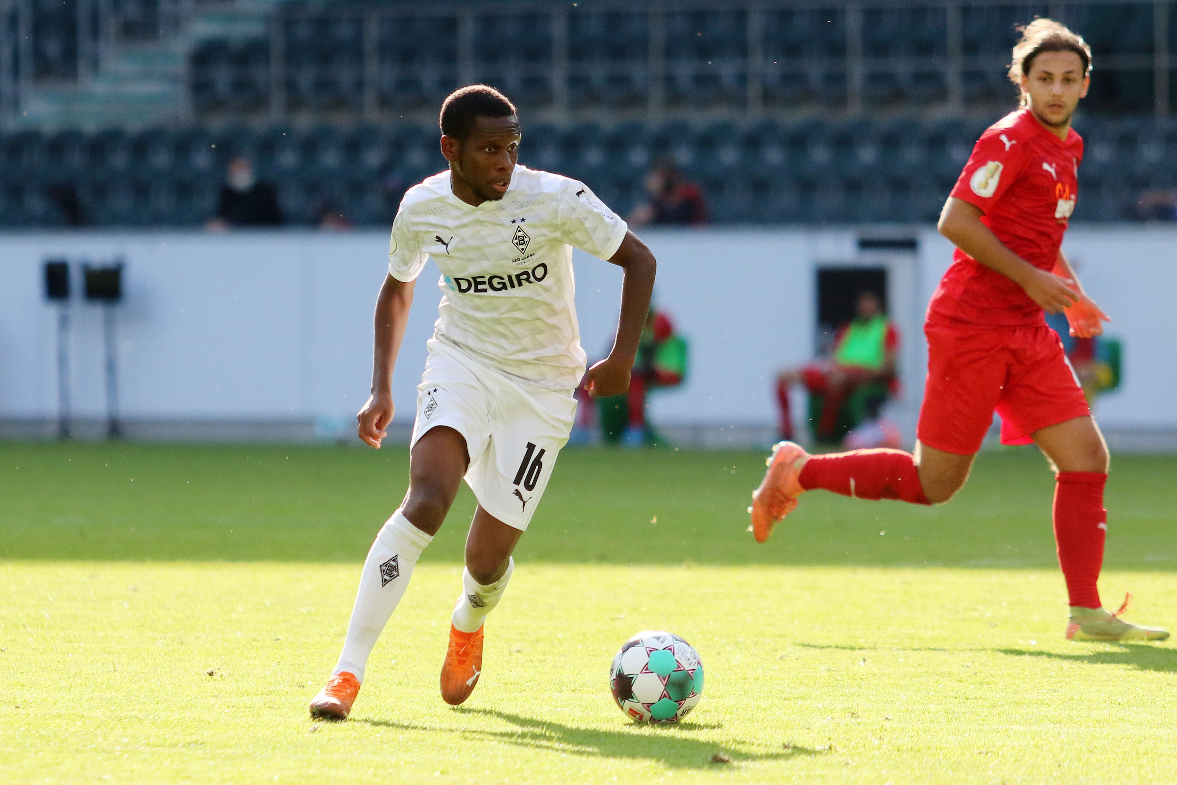 Ex-Gladbach-Profi Ibrahima Traoré. Auf diesem Foto ist der Offensivspieler am 12. September 2020 zu sehen. Traoré kontrolliert im Borussia-Park den Ball.
