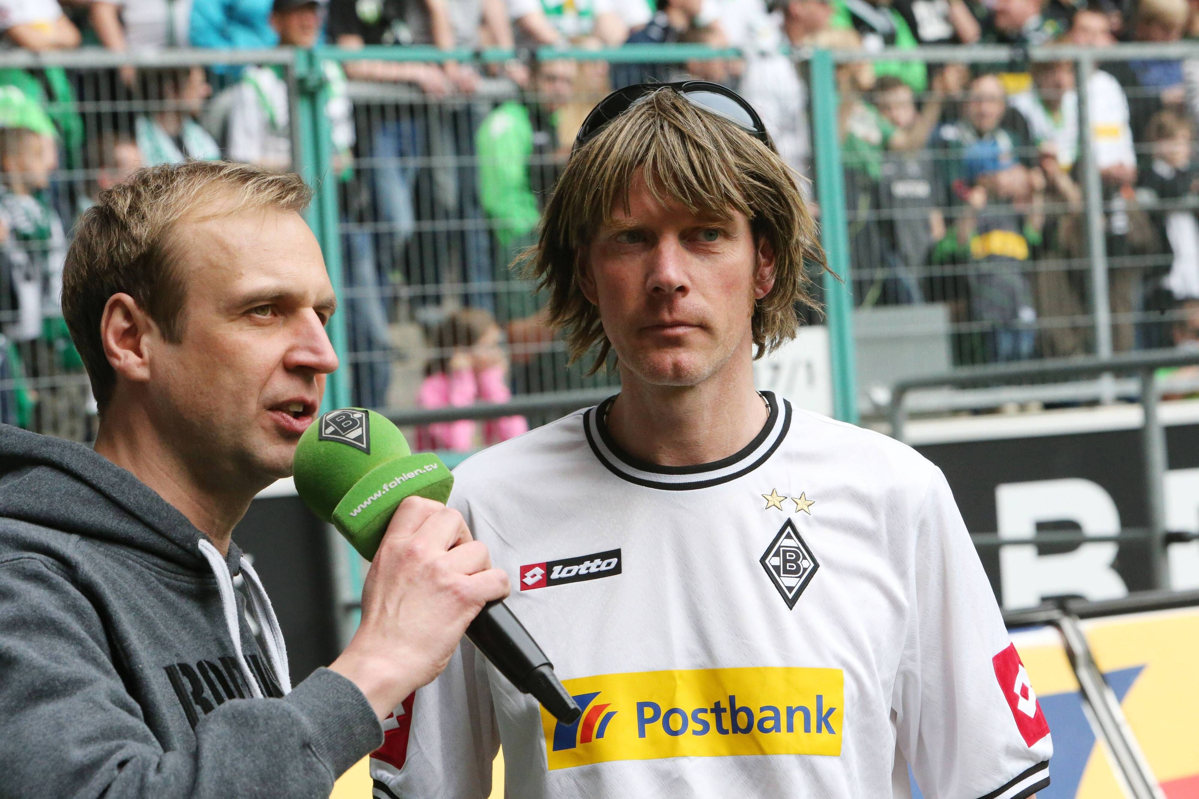 Mallorca-Star und Borussia-Mönchengladbach-Fan Mickie Krause (r.) hat während einer Reise weniger schöne Erlebnisse gehabt. Auf diesem Foto ist der Sänger am 30. März 2014 mit Stadionsprecher Torsten Knippertz im Borussia-Park zu sehen.