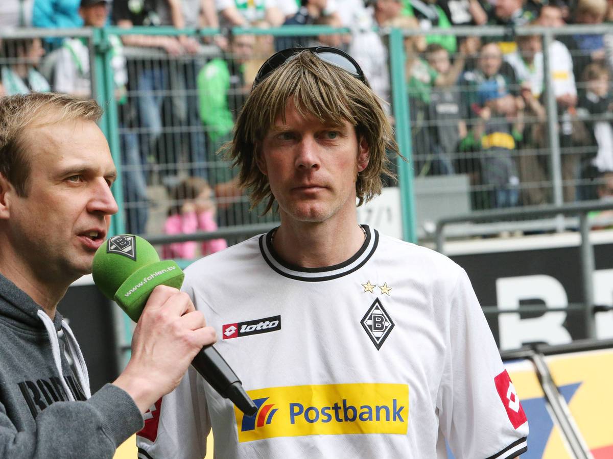 Mallorca-Star und Borussia-Mönchengladbach-Fan Mickie Krause (r.) hat während einer Reise weniger schöne Erlebnisse gehabt. Auf diesem Foto ist der Sänger am 30. März 2014 mit Stadionsprecher Torsten Knippertz im Borussia-Park zu sehen.