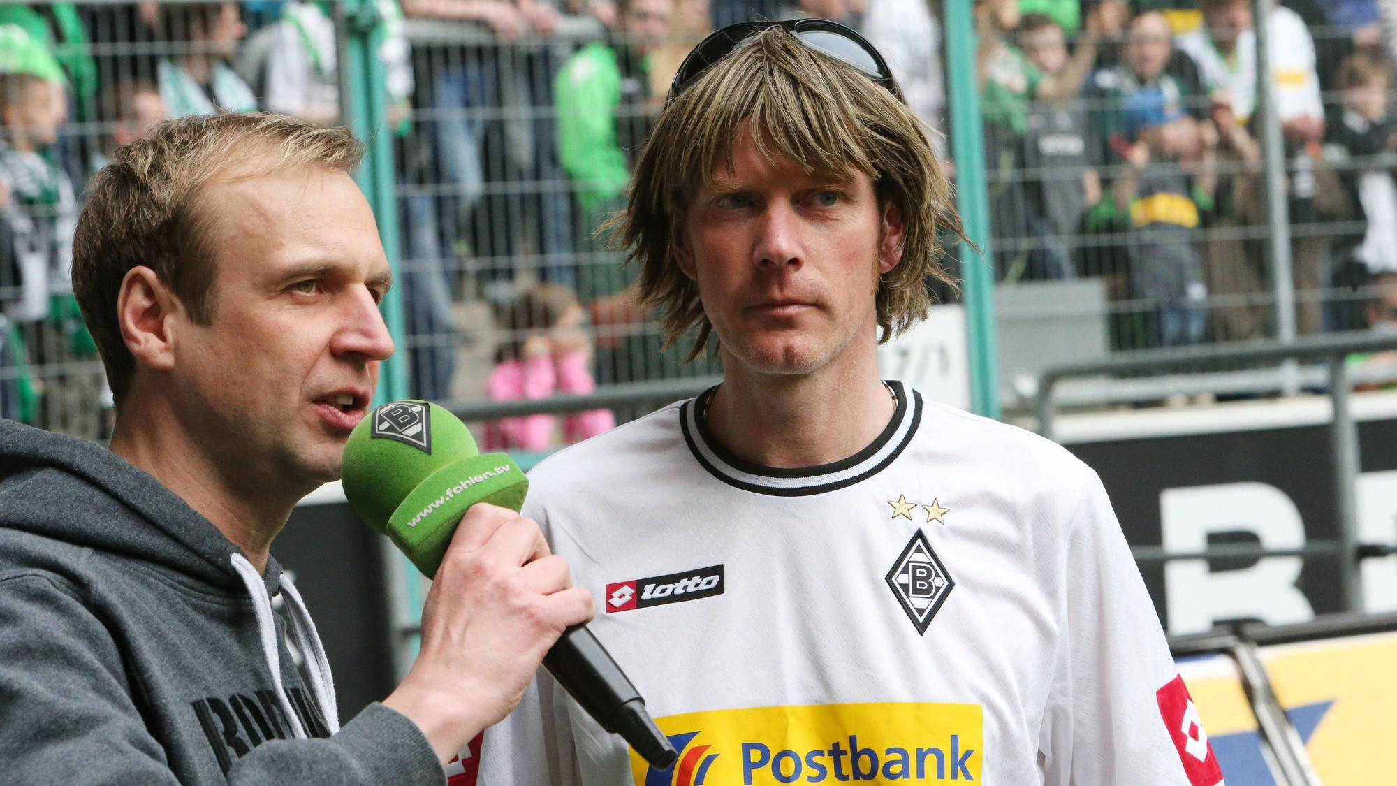 Mallorca-Star und Borussia-Mönchengladbach-Fan Mickie Krause (r.) hat während einer Reise weniger schöne Erlebnisse gehabt. Auf diesem Foto ist der Sänger am 30. März 2014 mit Stadionsprecher Torsten Knippertz im Borussia-Park zu sehen.