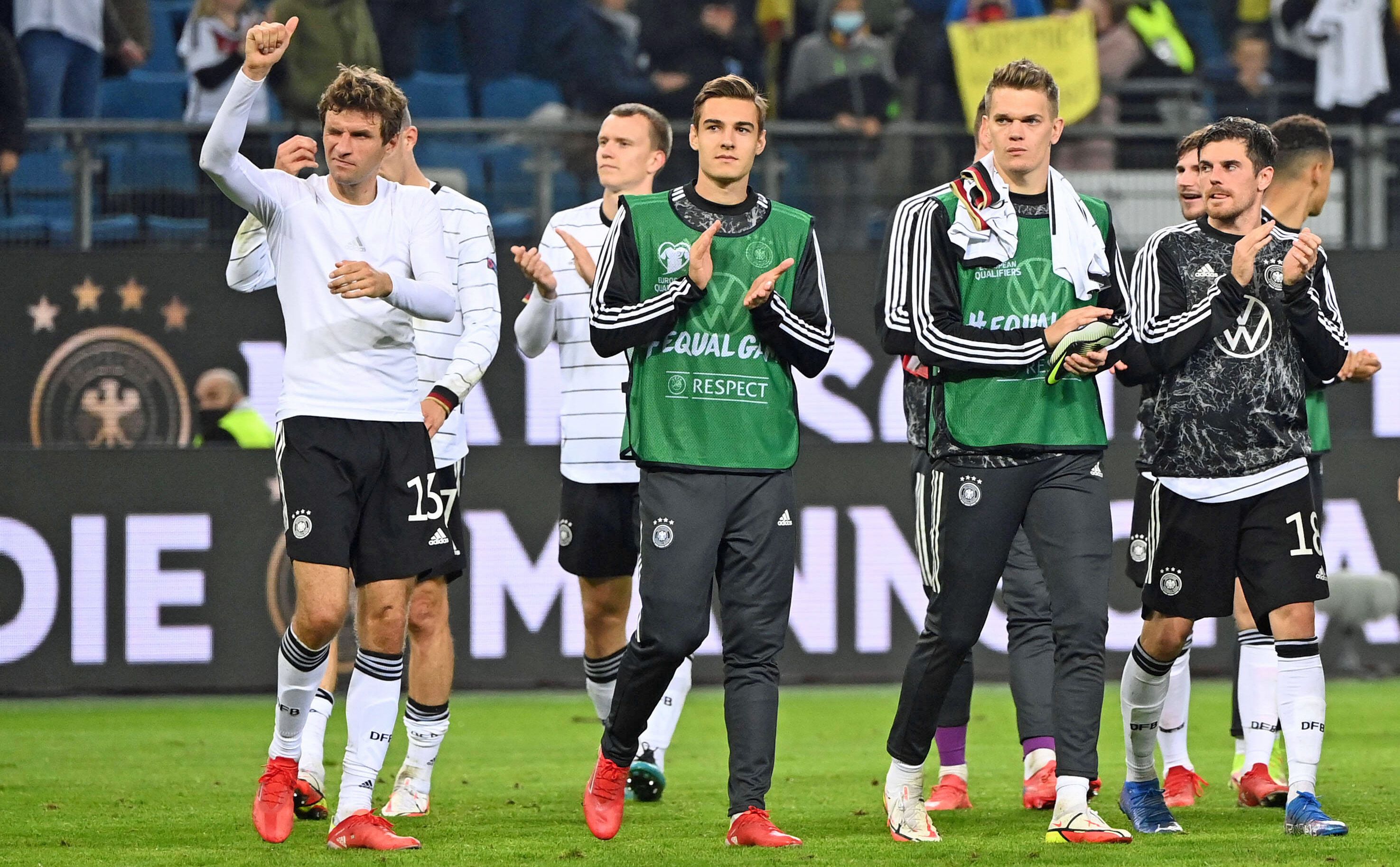 Die Gladbach-Profis Jonas Hofmann, Matthias Ginter und Florian Neuhaus (v.r.n.l.) verabschieden sich nach dem Länderspiel der DFB-Elf gegen Rumänien am 8. Oktober 2021 vom Hamburger Publikum. Die drei Borussia-Spieler klatschen in die Hände.