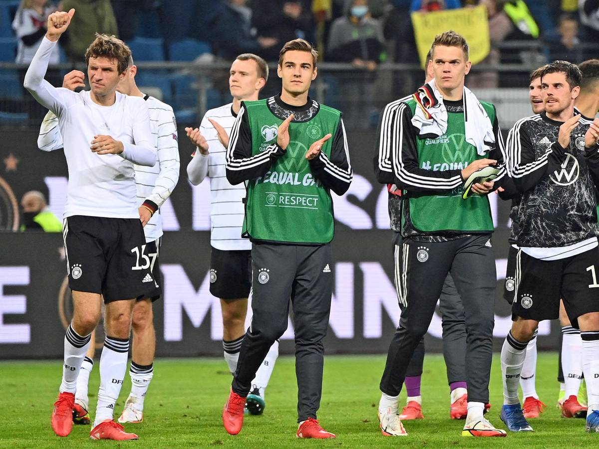 Die Gladbach-Profis Jonas Hofmann, Matthias Ginter und Florian Neuhaus (v.r.n.l.) verabschieden sich nach dem Länderspiel der DFB-Elf gegen Rumänien am 8. Oktober 2021 vom Hamburger Publikum. Die drei Borussia-Spieler klatschen in die Hände.
