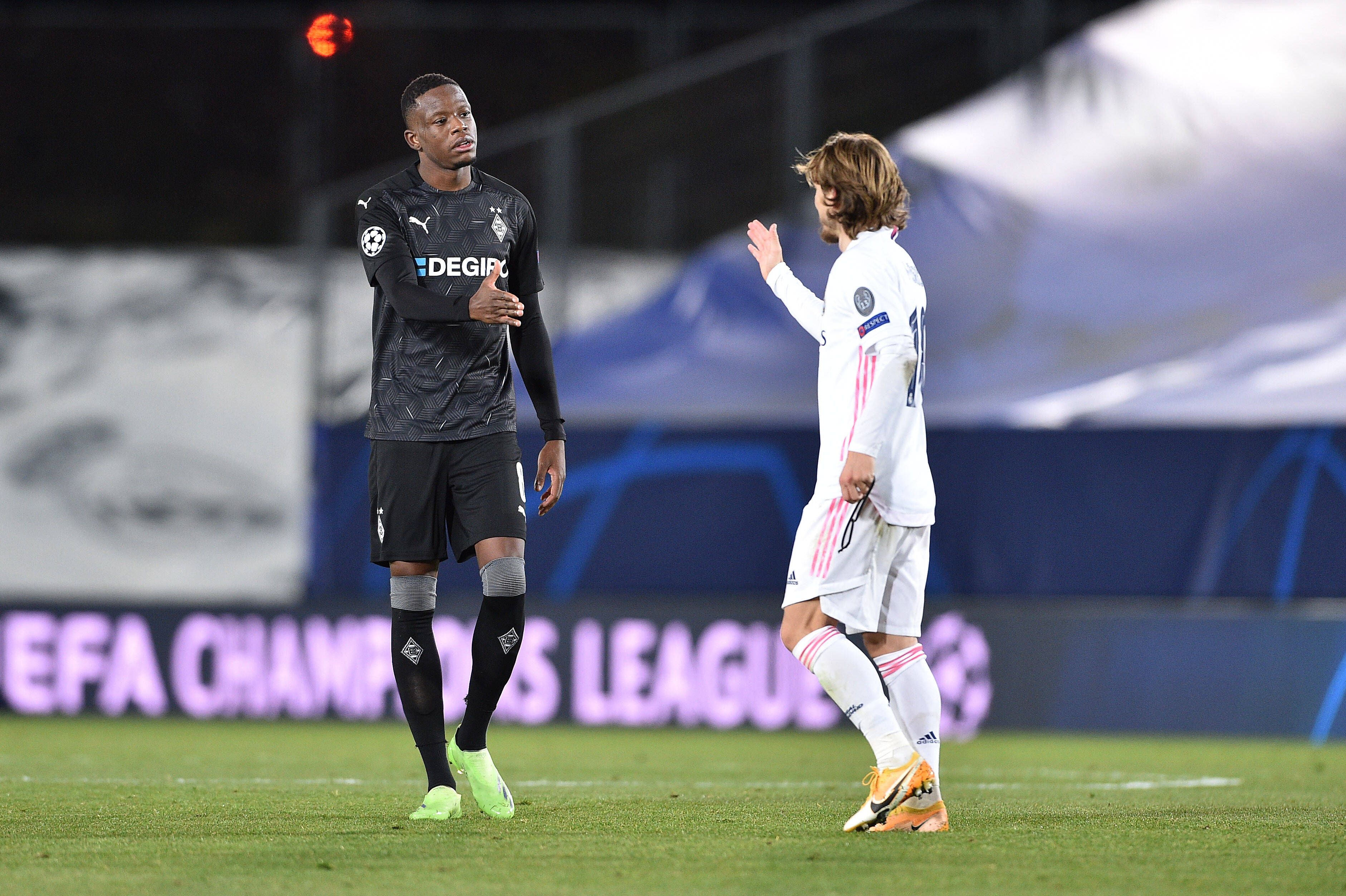 Der Schweizer Nationalspieler und Borussia-Mönchengladbach-Profi Denis Zakaria klatscht im Champions-League-Duell am 9. Dezember 2020 Luka Modric von Real Madrid im „Estadio Alfredo Di Stefano“ ab. Zakaria reicht Modric die Hand.