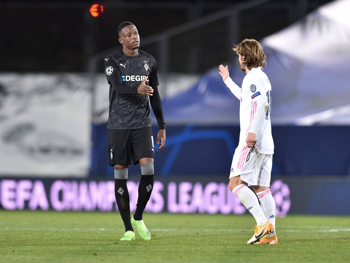 Der Schweizer Nationalspieler und Borussia-Mönchengladbach-Profi Denis Zakaria klatscht im Champions-League-Duell am 9. Dezember 2020 Luka Modric von Real Madrid im „Estadio Alfredo Di Stefano“ ab. Zakaria reicht Modric die Hand.