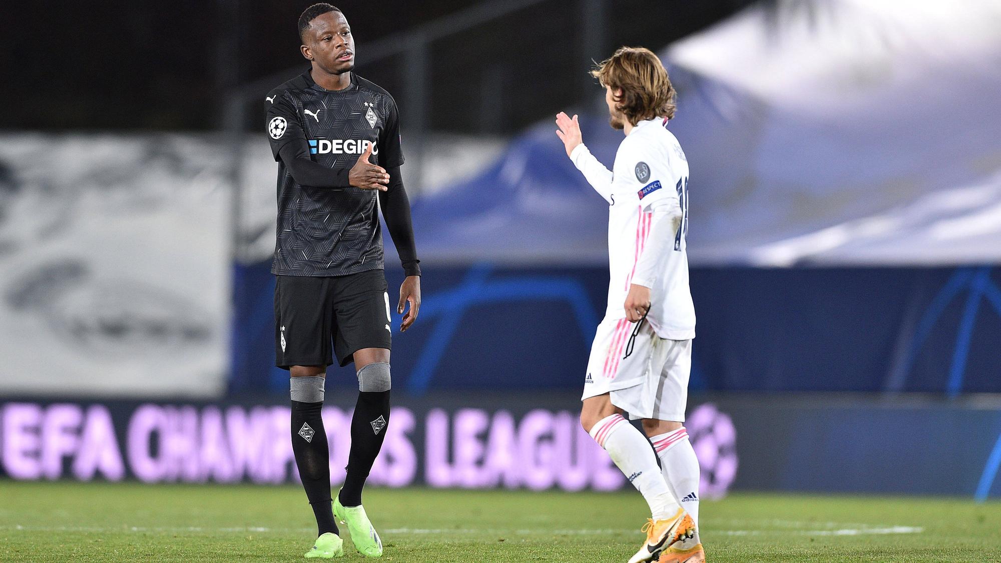 Der Schweizer Nationalspieler und Borussia-Mönchengladbach-Profi Denis Zakaria klatscht im Champions-League-Duell am 9. Dezember 2020 Luka Modric von Real Madrid im „Estadio Alfredo Di Stefano“ ab. Zakaria reicht Modric die Hand.