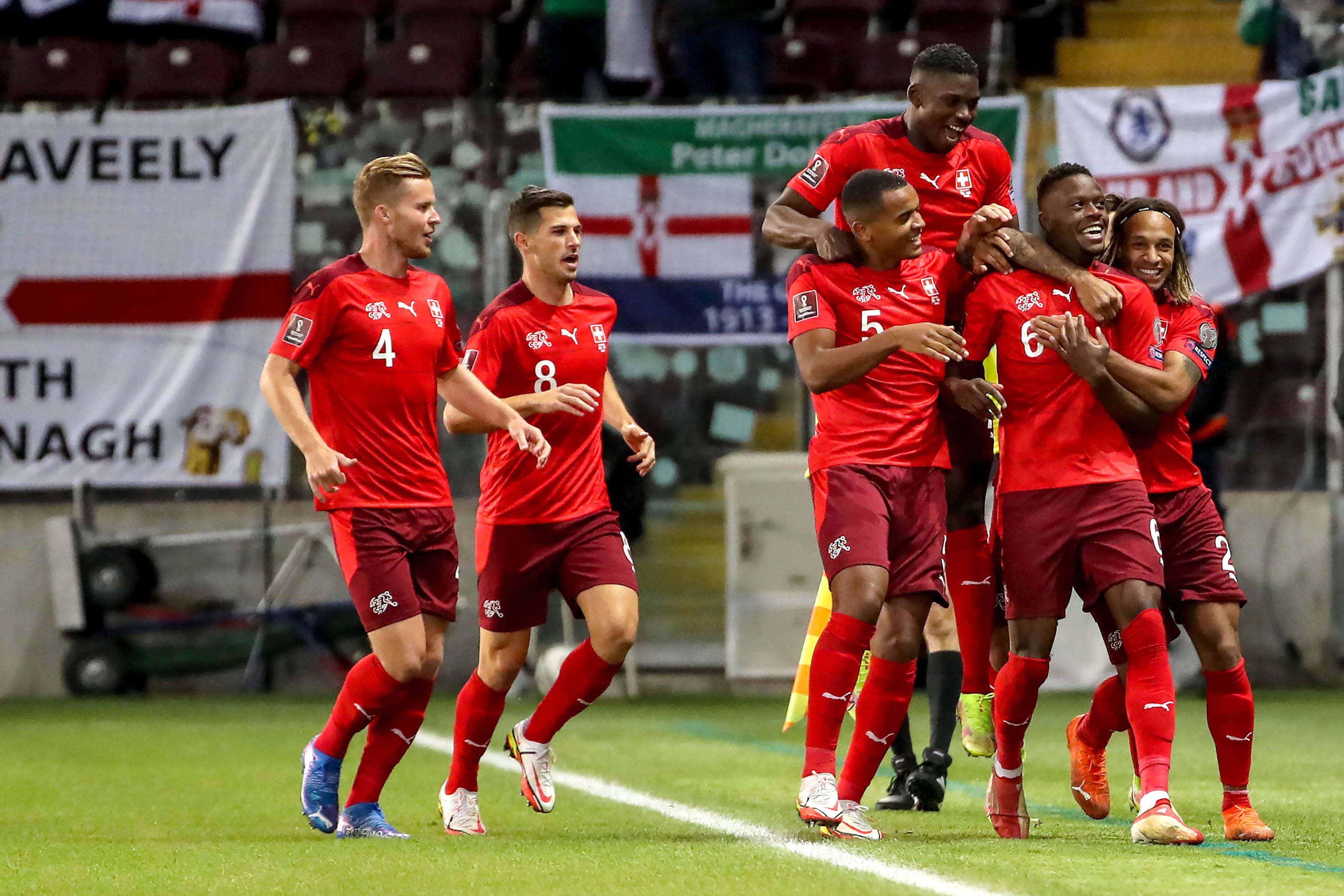 Der Schweizer Nationalspieler Denis Zakaria (2.v.r.), bei Fußball-Bundesligist Borussia Mönchengladbach unter Vertrag stehend, bejubelt am 9. Oktober 2021 in Genf sein Tor im WM-Qualifikationsspiel gegen Nordirland. Der Treffer wird anschließend allerdings vom Videoassistenten aberkannt.