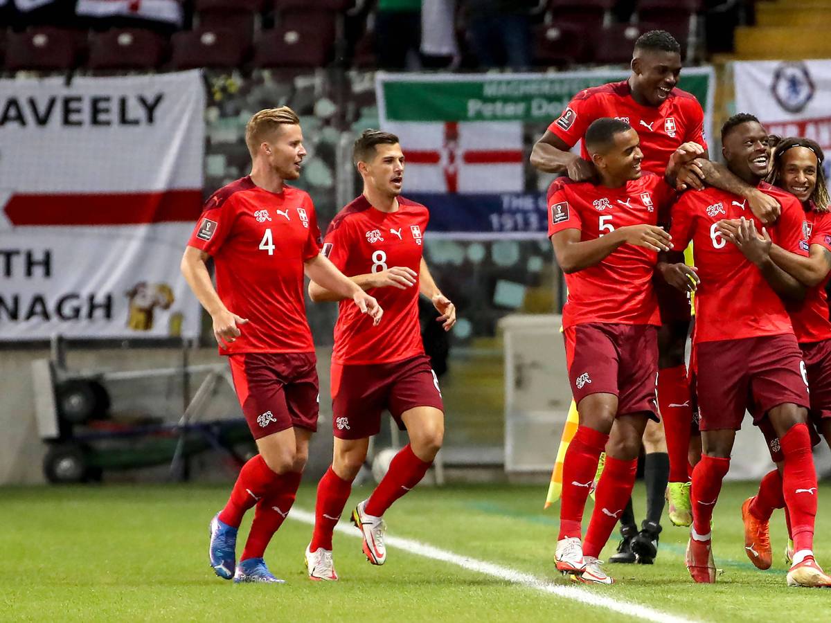 Der Schweizer Nationalspieler Denis Zakaria (2.v.r.), bei Fußball-Bundesligist Borussia Mönchengladbach unter Vertrag stehend, bejubelt am 9. Oktober 2021 in Genf sein Tor im WM-Qualifikationsspiel gegen Nordirland. Der Treffer wird anschließend allerdings vom Videoassistenten aberkannt.