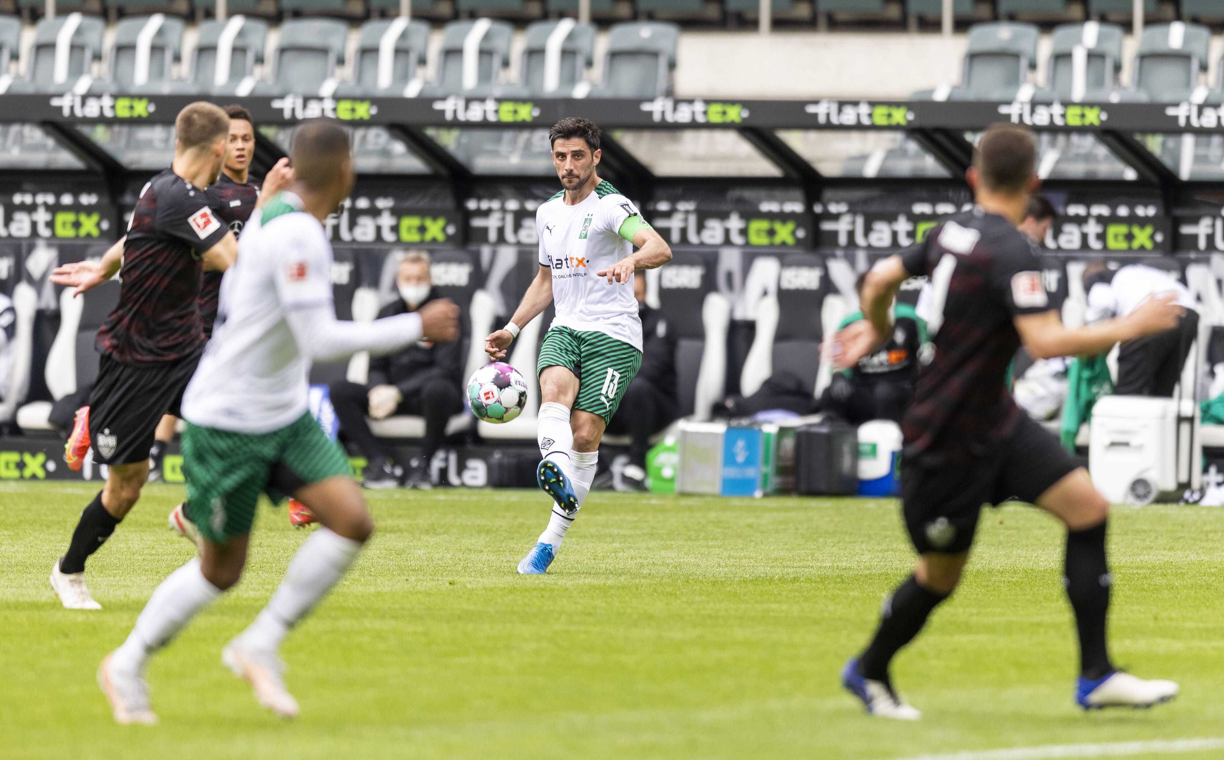 Gladbach-Kapitän Lars Stindl (Mitte) im Bundesliga-Duell mit dem VfB Stuttgart am 15. Mai 2021 im Borussia-Park. Stindl spielt einen Pass in die Tiefe.