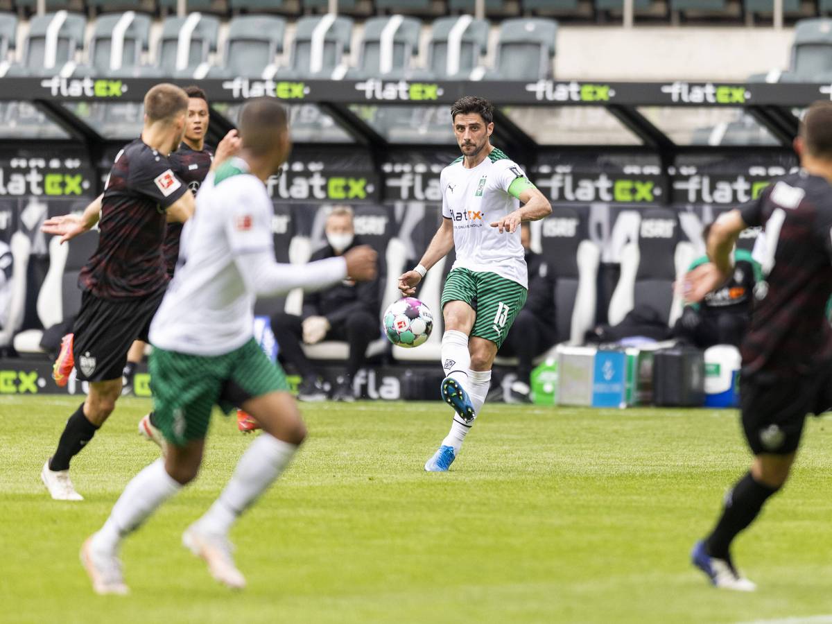 Gladbach-Kapitän Lars Stindl (Mitte) im Bundesliga-Duell mit dem VfB Stuttgart am 15. Mai 2021 im Borussia-Park. Stindl spielt einen Pass in die Tiefe.