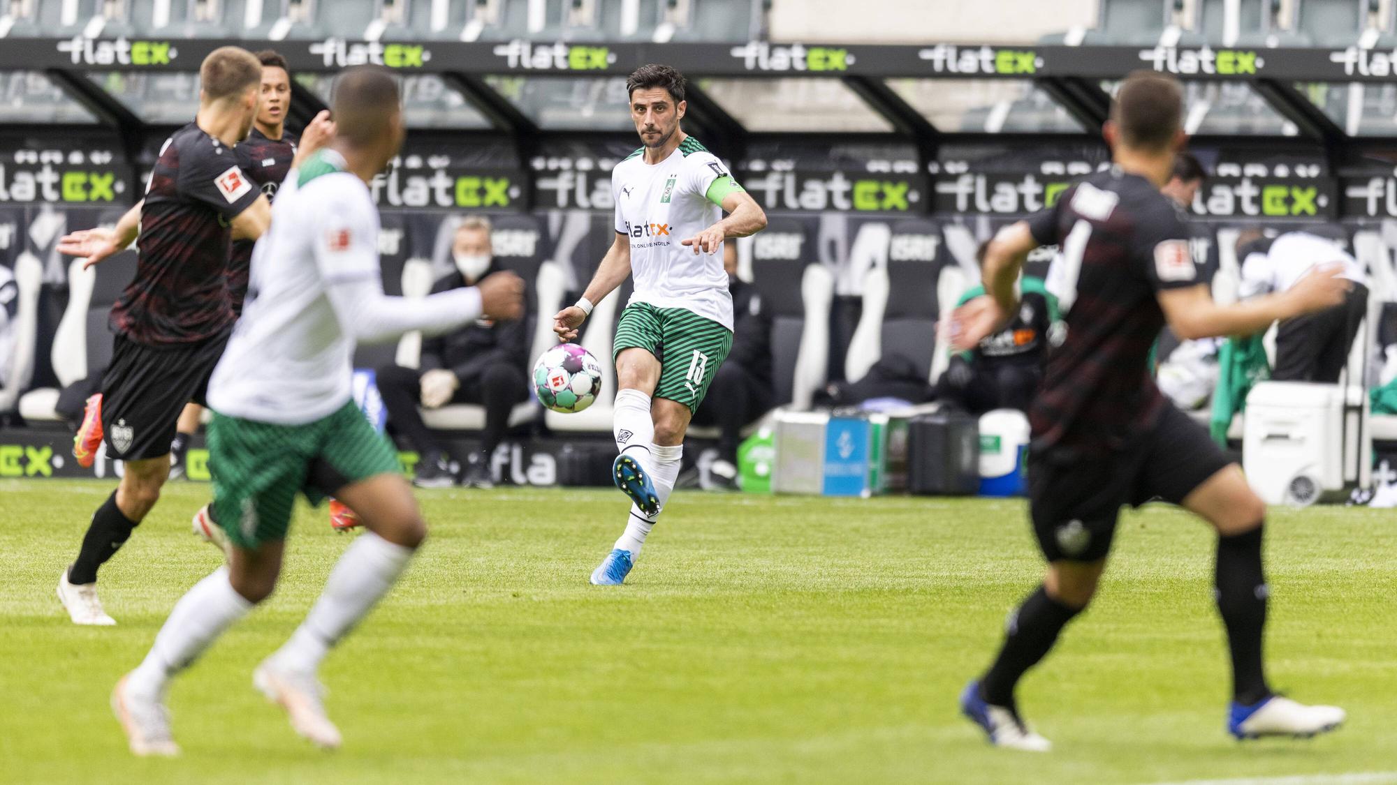 Gladbach-Kapitän Lars Stindl (Mitte) im Bundesliga-Duell mit dem VfB Stuttgart am 15. Mai 2021 im Borussia-Park. Stindl spielt einen Pass in die Tiefe.