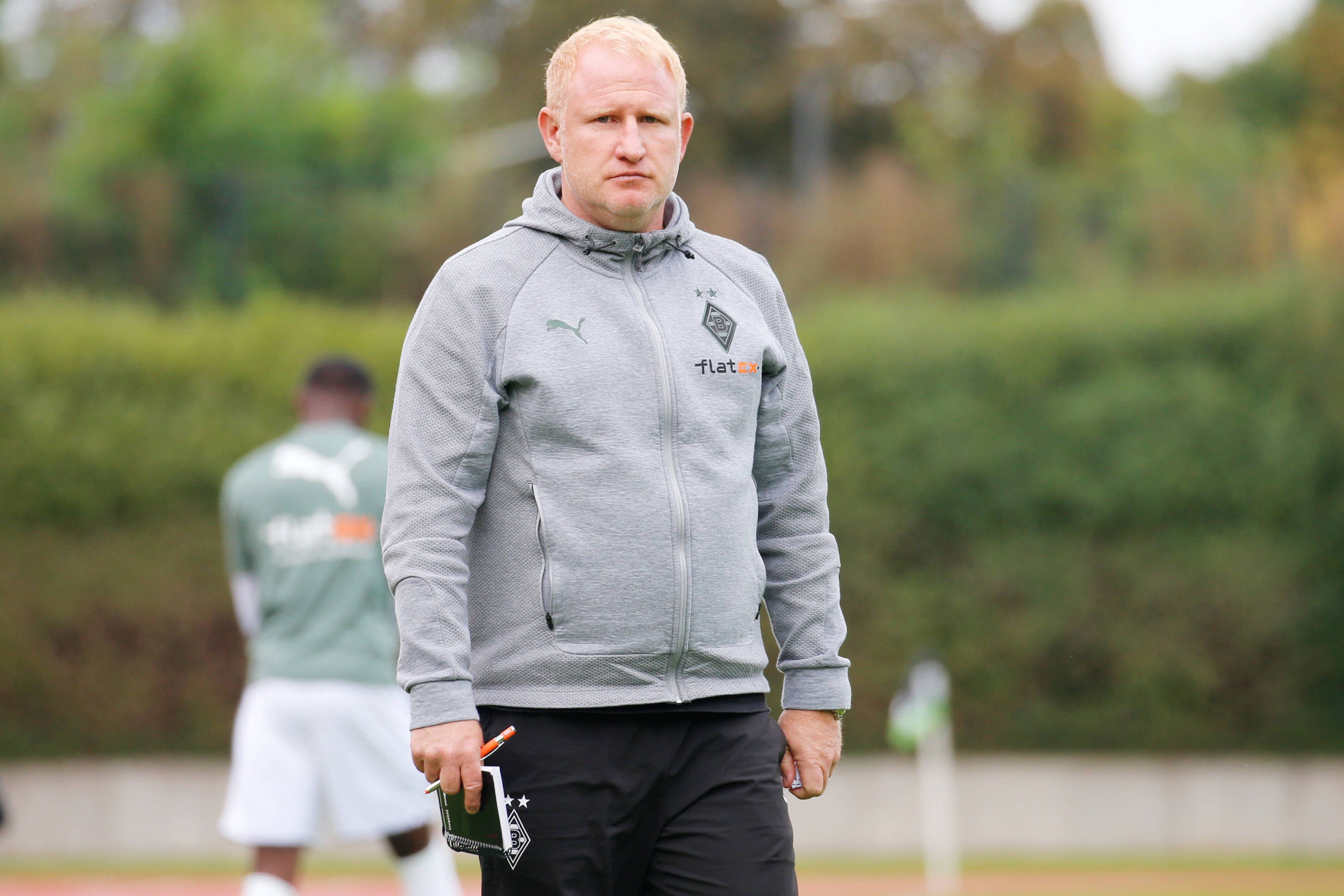 Heiko Vogel ist Trainer von Borussia Mönchengladbachs U23. Das Foto zeigt den 45-Jährigen am 2. Oktober 2021 beim Spiel zwischen Gladbach und dem Bonner SV ernst guckend an der Seitenlinie.