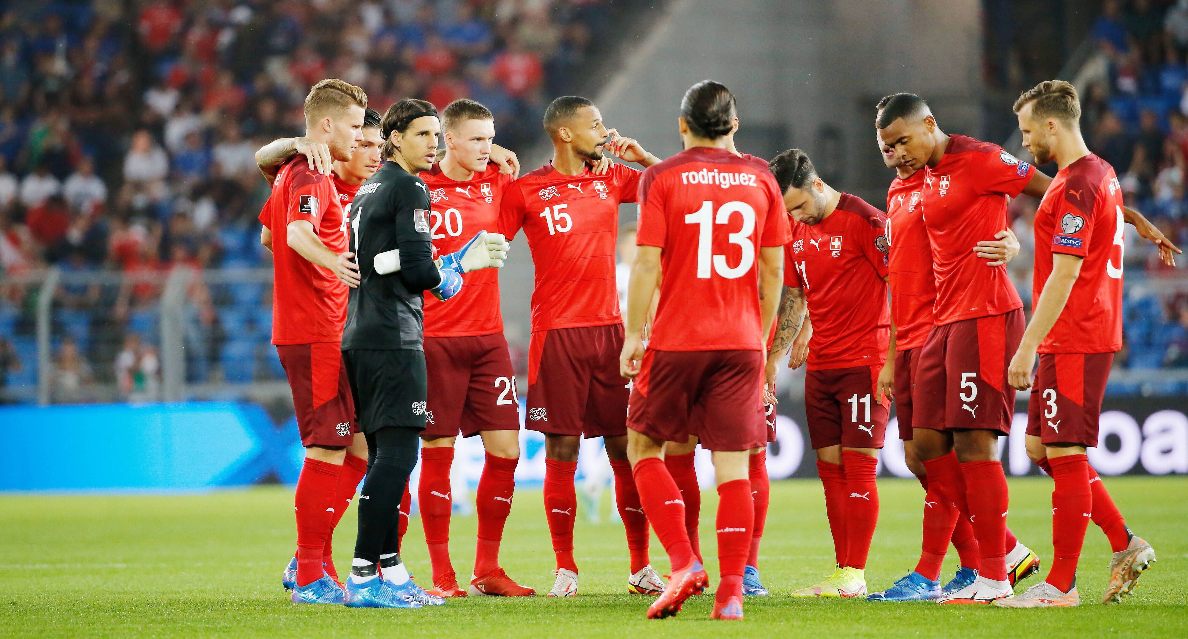 Torwart Yann Sommer , Nico Elvedi , Michel Aebischer , Djibril Sow , Ricardo Rodriguez , Renato Steffen , Manuel Akanji und Silvan Widmer am 05.09.2021 im Stadion St.Jakob Park in Basel Saison vor dem WM Qualifikationsspiel zwischen der Schweiz und Italien im Kreis aufgestellt.