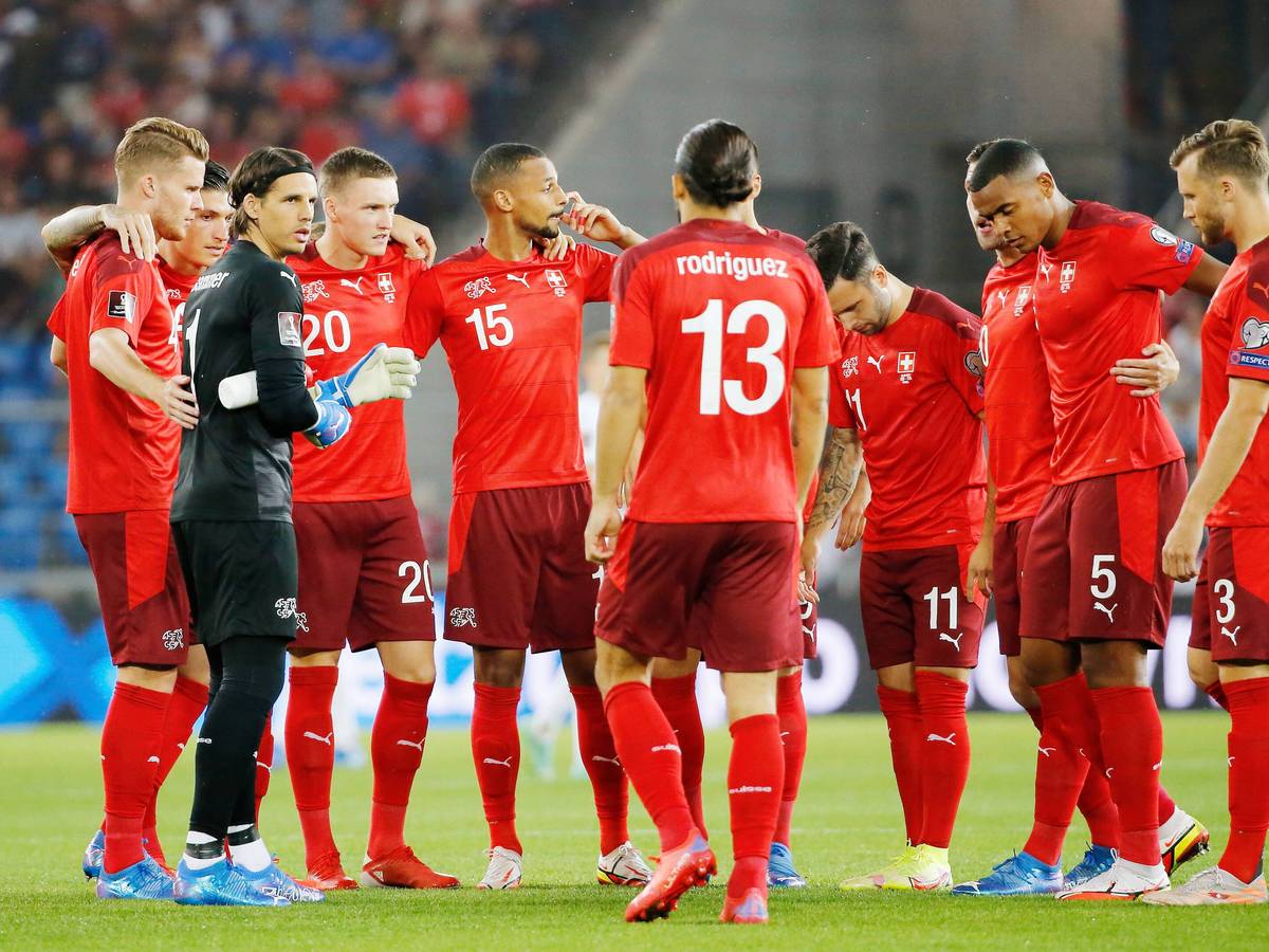 Torwart Yann Sommer , Nico Elvedi , Michel Aebischer , Djibril Sow , Ricardo Rodriguez , Renato Steffen , Manuel Akanji und Silvan Widmer am 05.09.2021 im Stadion St.Jakob Park in Basel Saison vor dem WM Qualifikationsspiel zwischen der Schweiz und Italien im Kreis aufgestellt.
