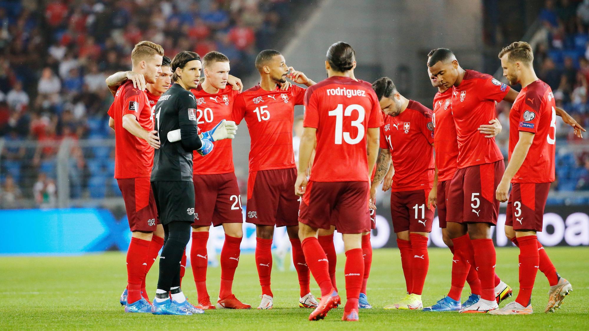 Torwart Yann Sommer , Nico Elvedi , Michel Aebischer , Djibril Sow , Ricardo Rodriguez , Renato Steffen , Manuel Akanji und Silvan Widmer am 05.09.2021 im Stadion St.Jakob Park in Basel Saison vor dem WM Qualifikationsspiel zwischen der Schweiz und Italien im Kreis aufgestellt.