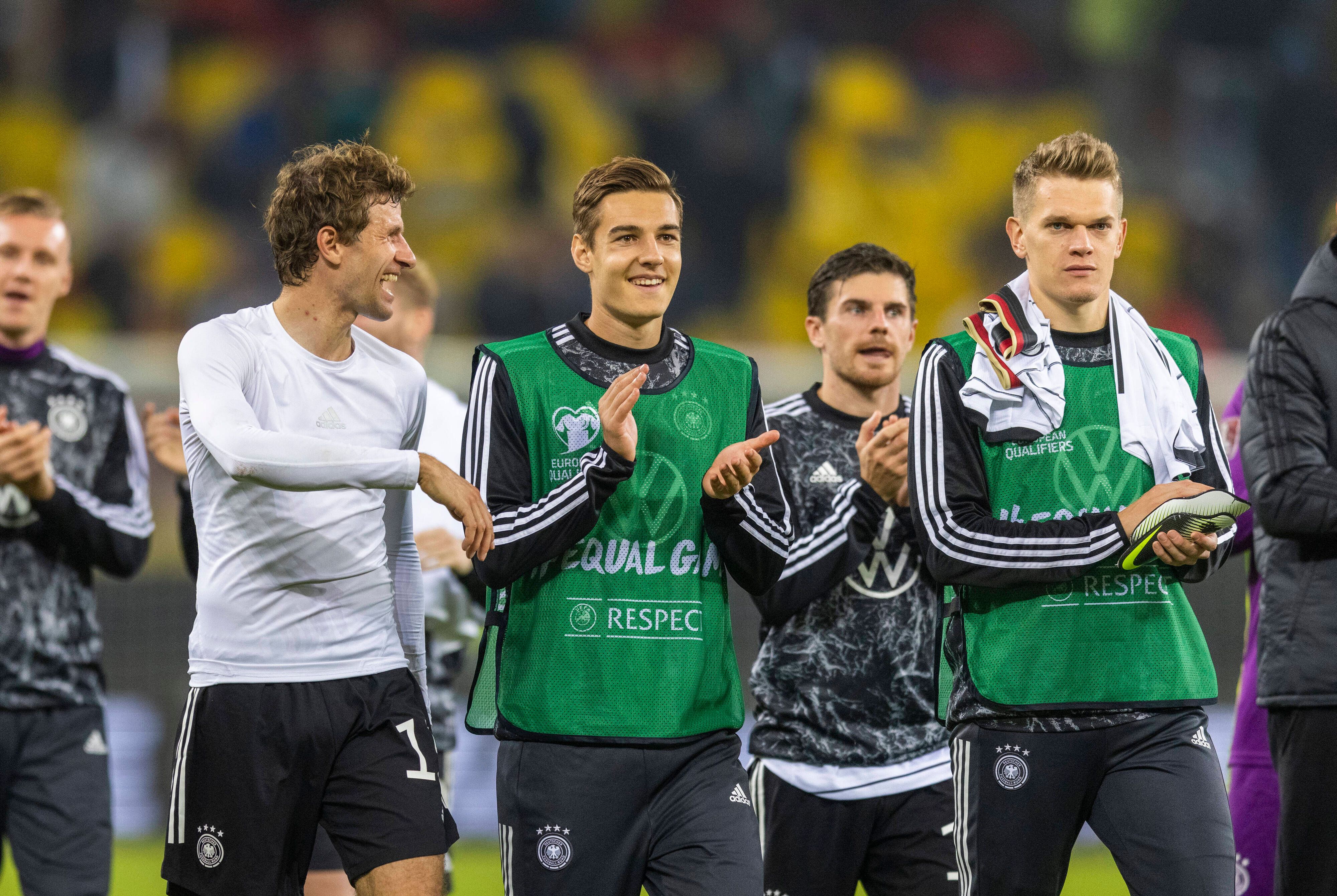 Florian Neuhaus (2. v. l.), Jonas Hofmann und Matthias Ginter (r.) von Borussia Mönchengladbach, hier nach dem WM-Qualifikationsspiel gegen Rumänien am 8. Oktober 2021 mit Teamkollege Thomas Müller (l.) beim Applaudieren.