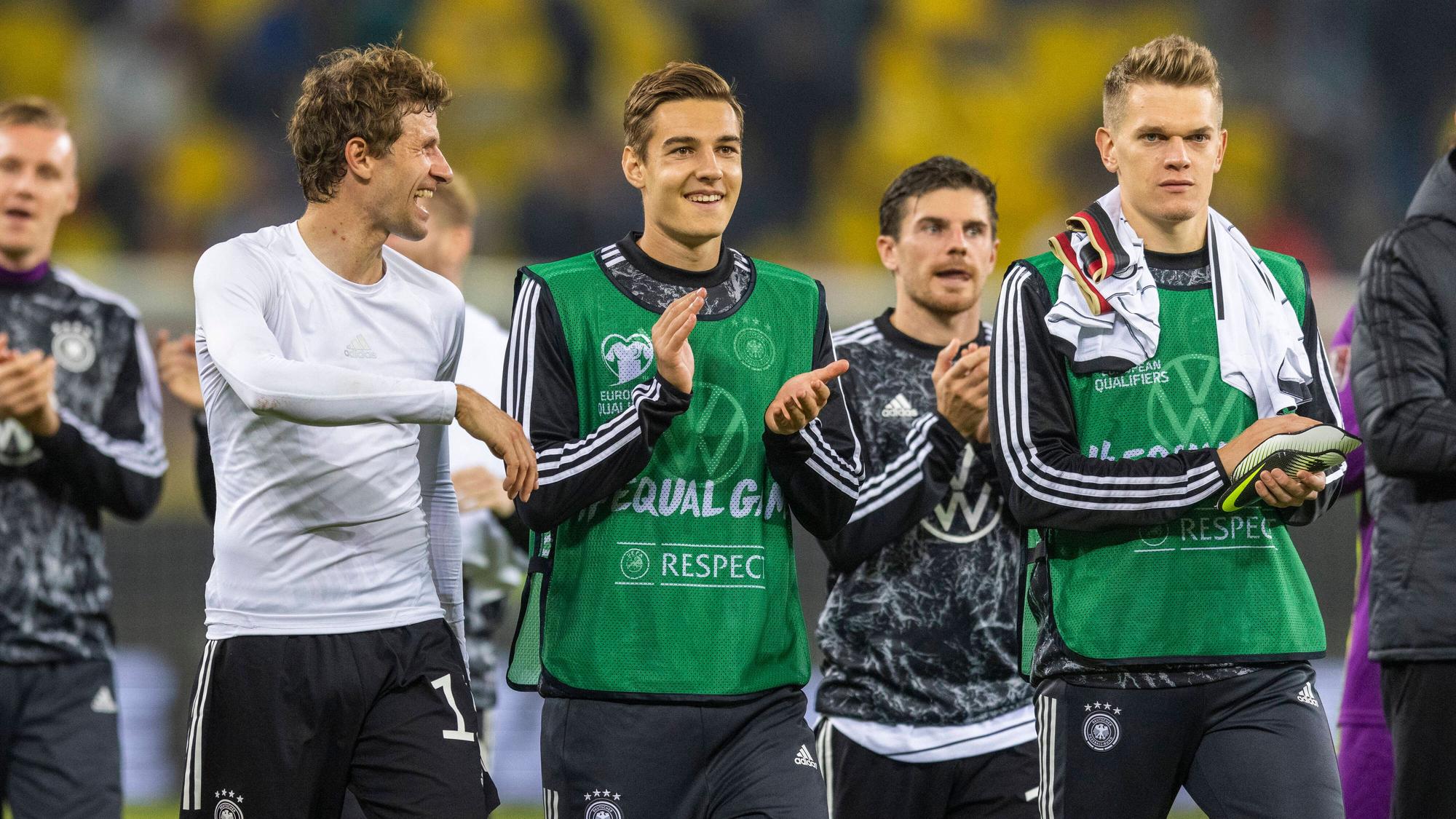 Florian Neuhaus (2. v. l.), Jonas Hofmann und Matthias Ginter (r.) von Borussia Mönchengladbach, hier nach dem WM-Qualifikationsspiel gegen Rumänien am 8. Oktober 2021 mit Teamkollege Thomas Müller (l.) beim Applaudieren.