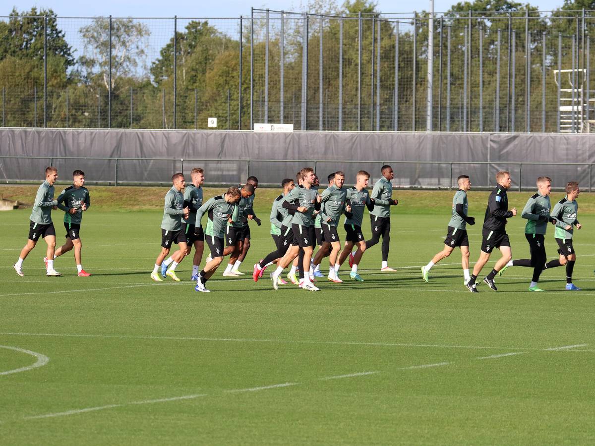 Teile der Mannschaft von Borussia Mönchengladbach laufen sich am 30. September 2021 beim Training am Borussia-Park warm.