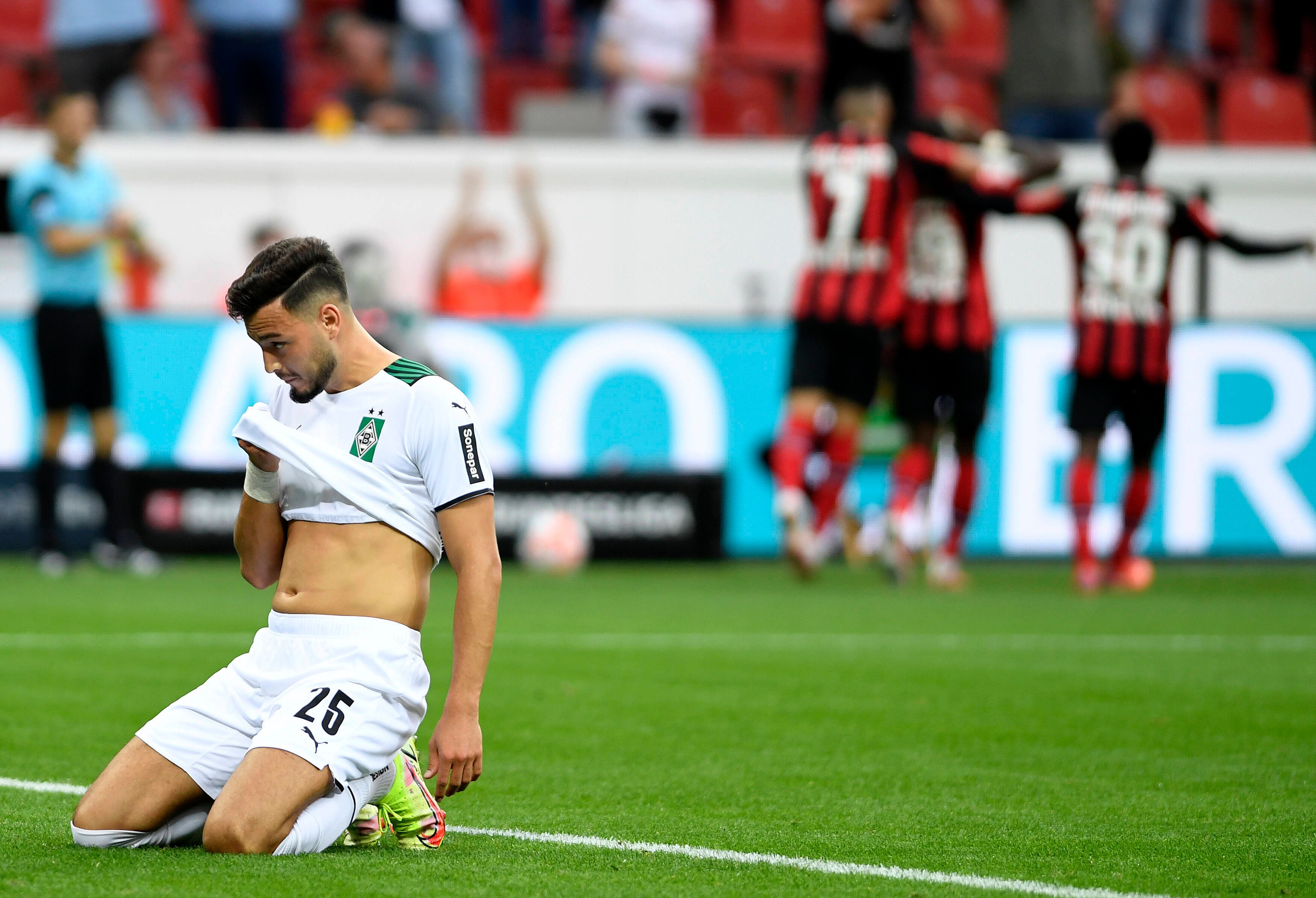 Ramy Bensebaini, hier am 21. August 2021, kniet enttäuscht auf dem Rasen, im Spiel von Borussia Mönchengladbach gegen Bayer Leverkusen.
