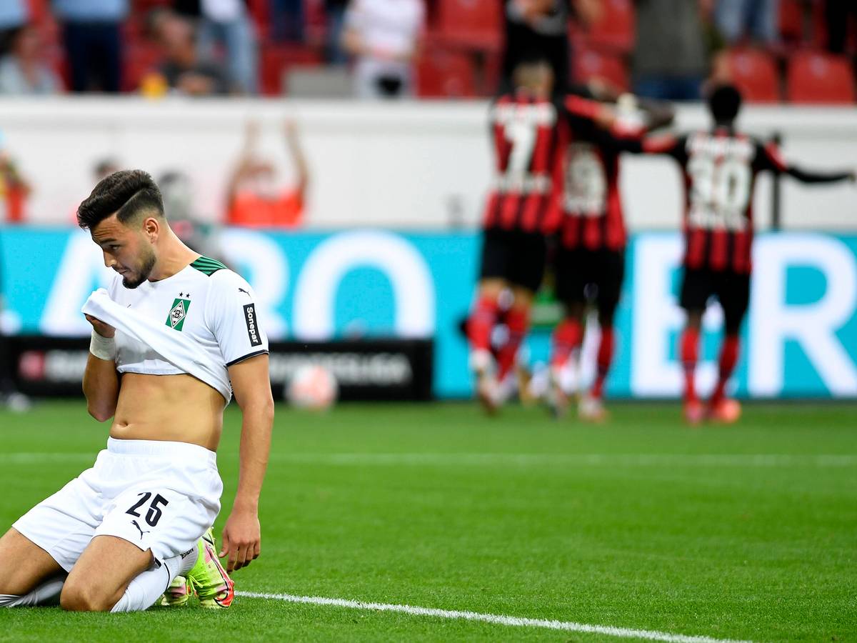 Ramy Bensebaini, hier am 21. August 2021, kniet enttäuscht auf dem Rasen, im Spiel von Borussia Mönchengladbach gegen Bayer Leverkusen.