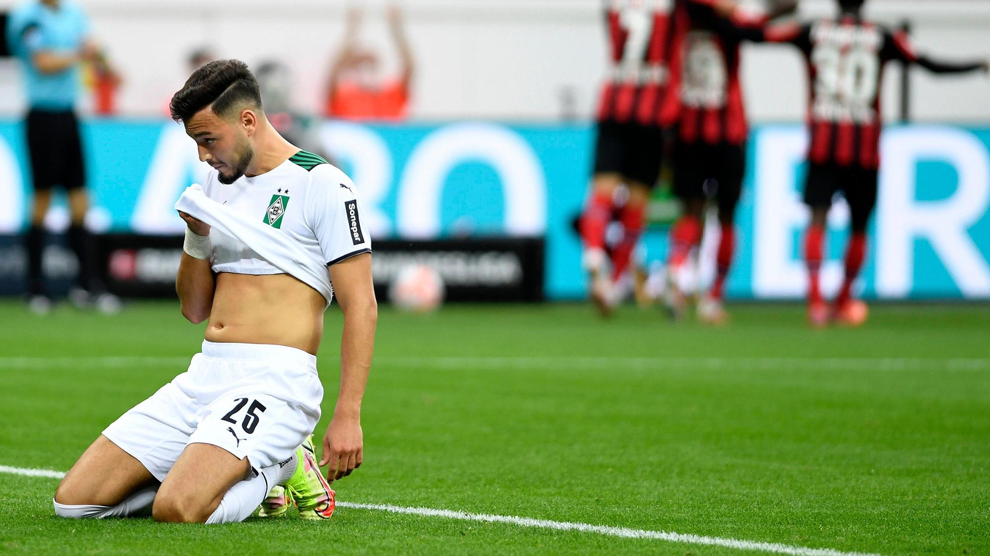 Ramy Bensebaini, hier am 21. August 2021, kniet enttäuscht auf dem Rasen, im Spiel von Borussia Mönchengladbach gegen Bayer Leverkusen.