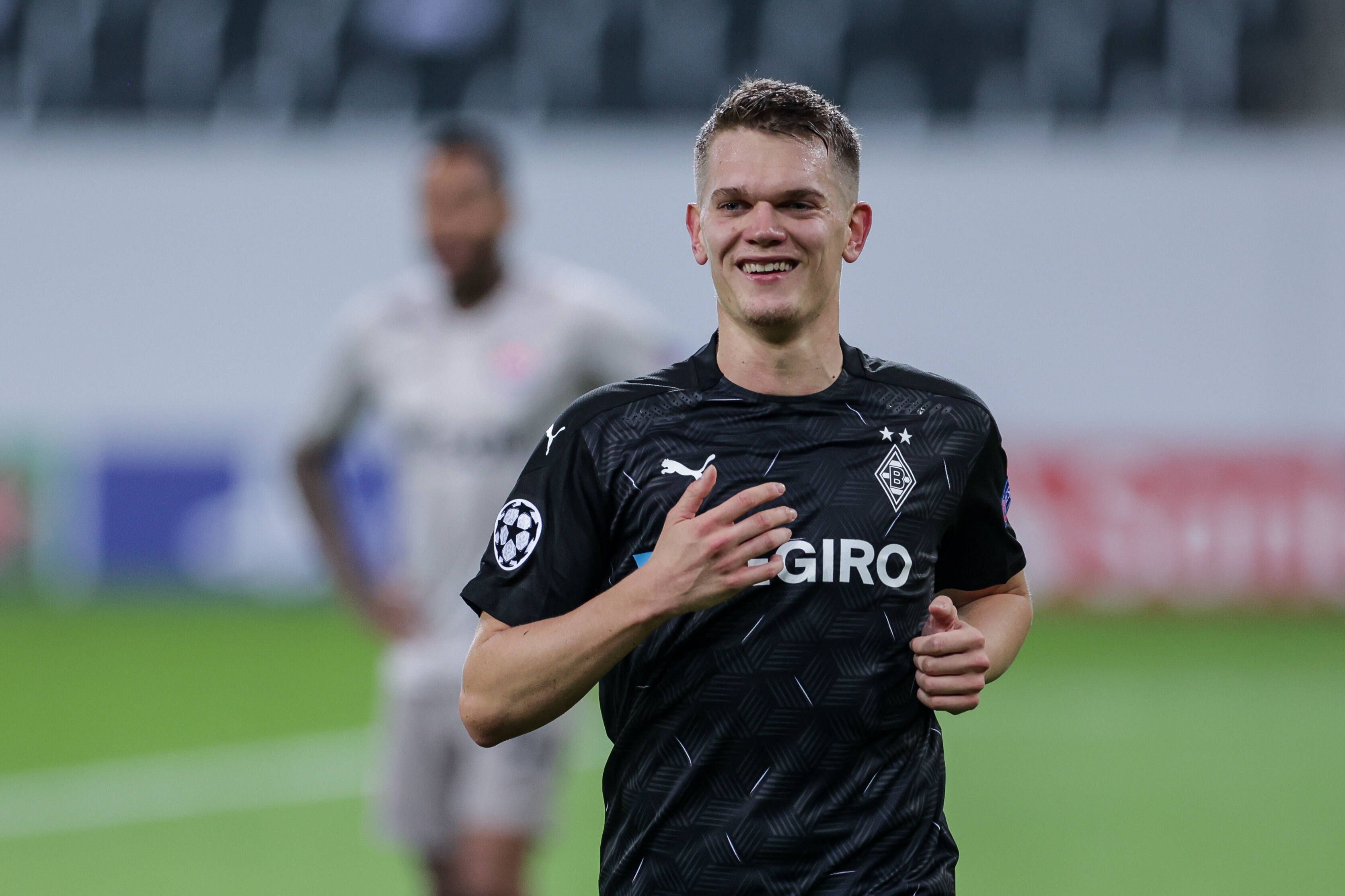 Matthias Ginter von Borussia Mönchengladbach, hier bei einer Partie der Fohlen gegen Schachtar Donezk am 25. November 2020, läuft lachend über das Spielfeld.