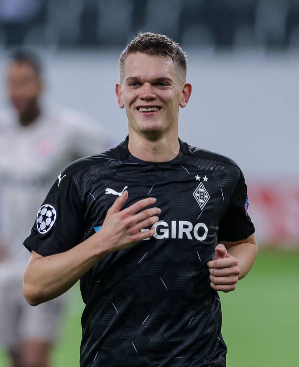 Matthias Ginter von Borussia Mönchengladbach, hier bei einer Partie der Fohlen gegen Schachtar Donezk am 25. November 2020, läuft lachend über das Spielfeld.