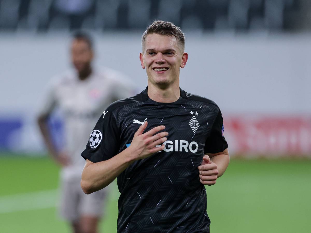 Matthias Ginter von Borussia Mönchengladbach, hier bei einer Partie der Fohlen gegen Schachtar Donezk am 25. November 2020, läuft lachend über das Spielfeld.