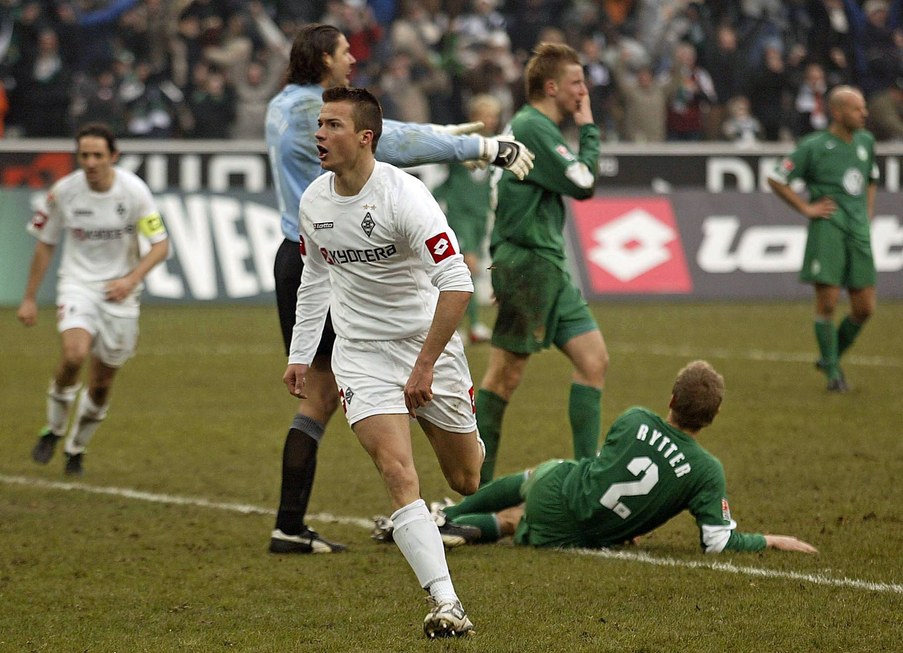 Stürmer Vaclav Sverkos (Mitte) bejubelt am 5. März 2005 seinen Fallrückzieher-Treffer für Borussia Mönchengladbach im Bundesliga-Duell gegen den VfL Wolfsburg im Borussia-Park. Sverkos läuft Richtung Nordkurve.