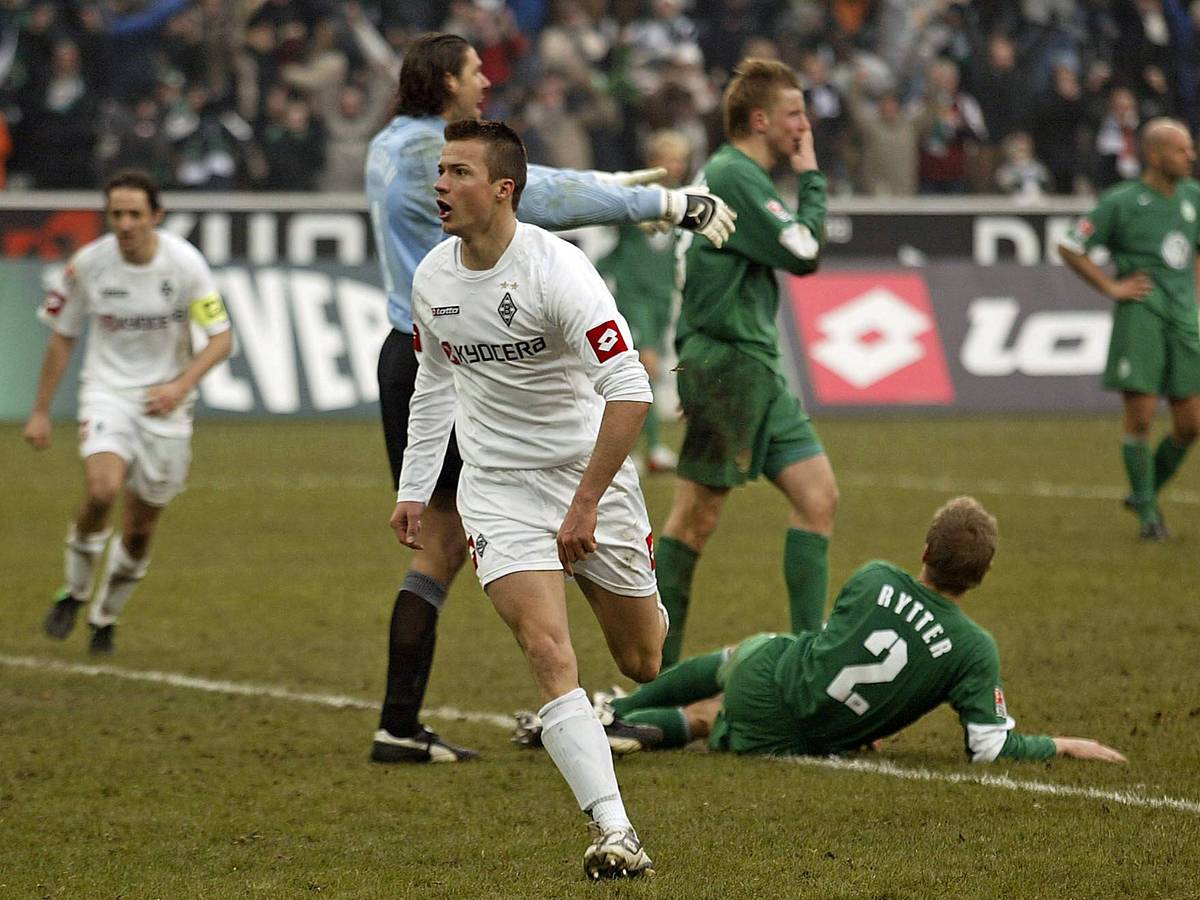 Stürmer Vaclav Sverkos (Mitte) bejubelt am 5. März 2005 seinen Fallrückzieher-Treffer für Borussia Mönchengladbach im Bundesliga-Duell gegen den VfL Wolfsburg im Borussia-Park. Sverkos läuft Richtung Nordkurve.
