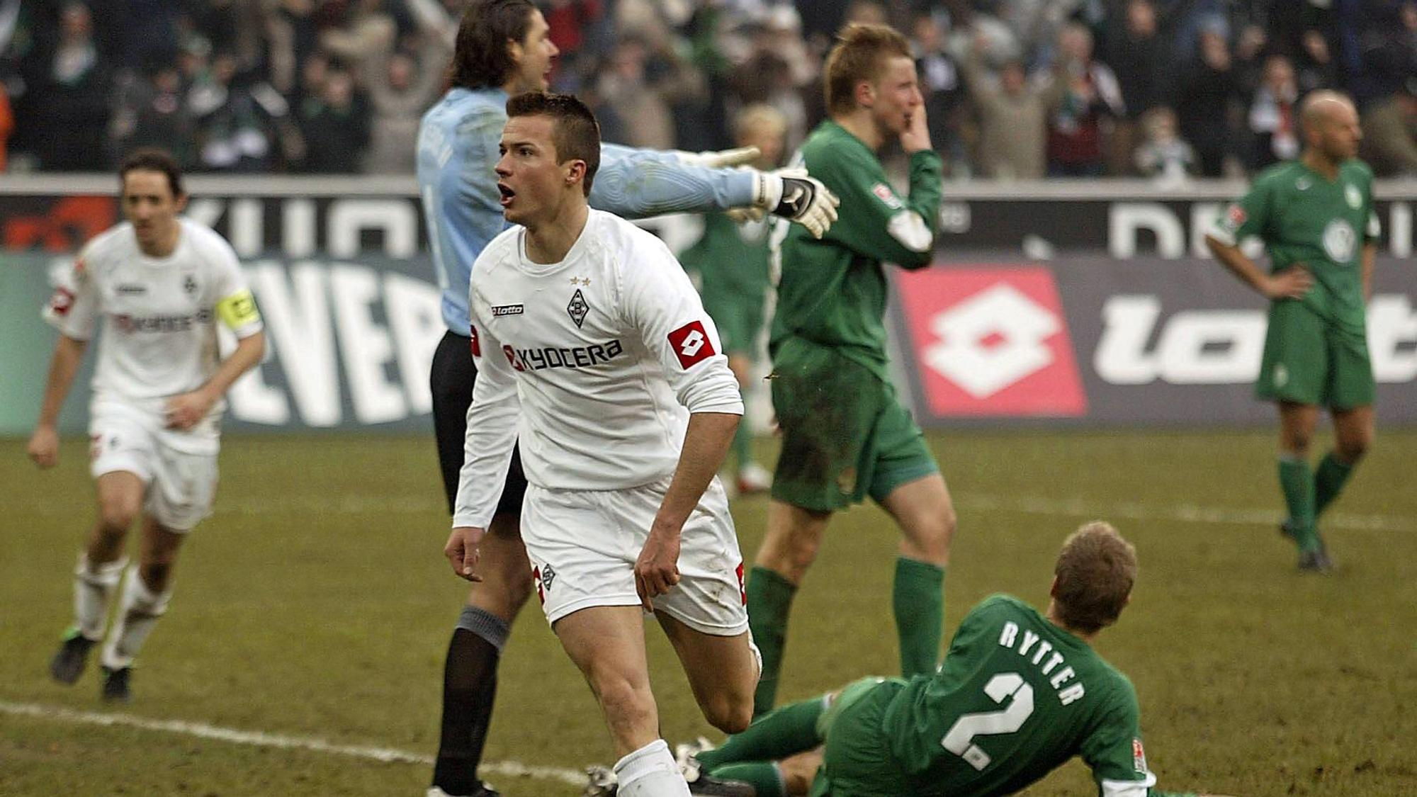 Stürmer Vaclav Sverkos (Mitte) bejubelt am 5. März 2005 seinen Fallrückzieher-Treffer für Borussia Mönchengladbach im Bundesliga-Duell gegen den VfL Wolfsburg im Borussia-Park. Sverkos läuft Richtung Nordkurve.